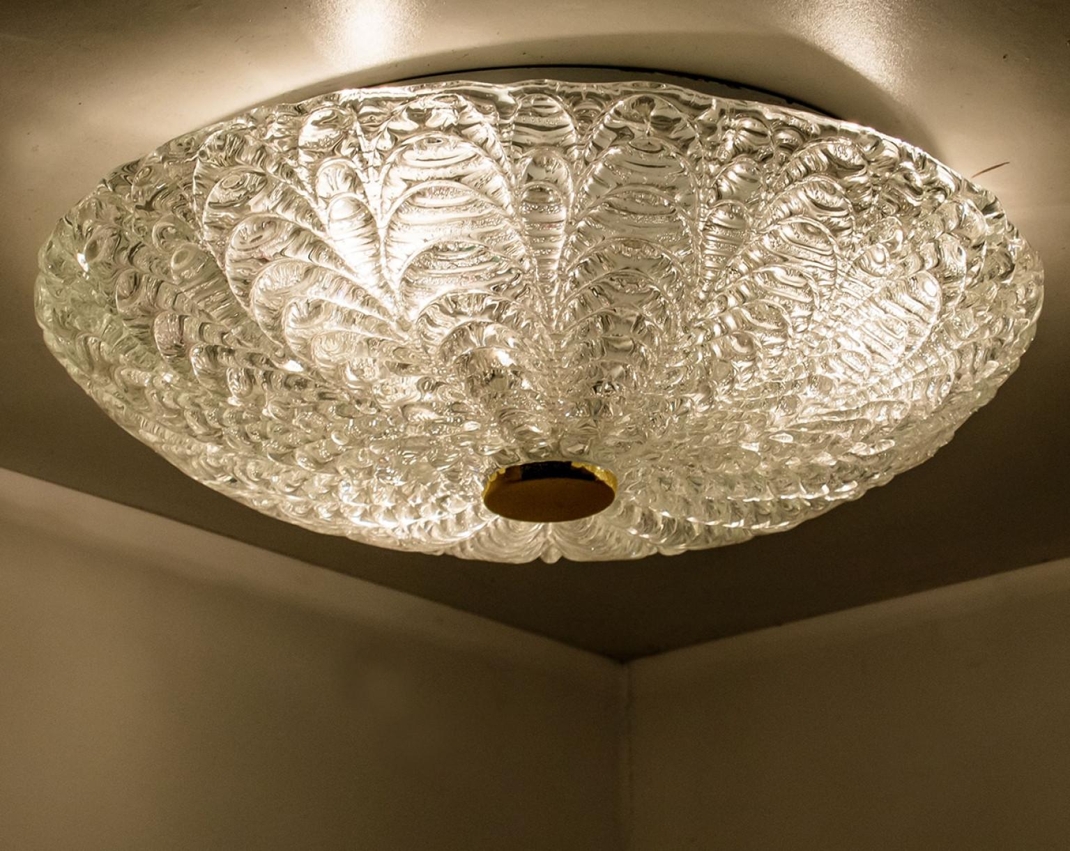 Lámpara empotrada o de pared grande y gruesa de latón y cristal hecha a mano, 1960 Metal en venta