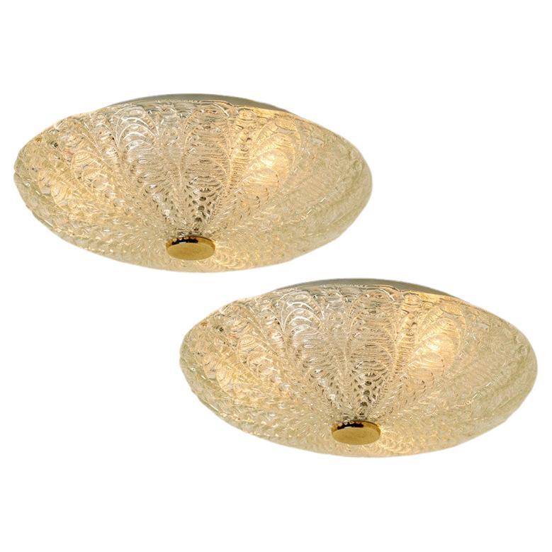 Grande e massiccia lampada da incasso o da parete in vetro e ottone fatta a mano, 1960 in vendita