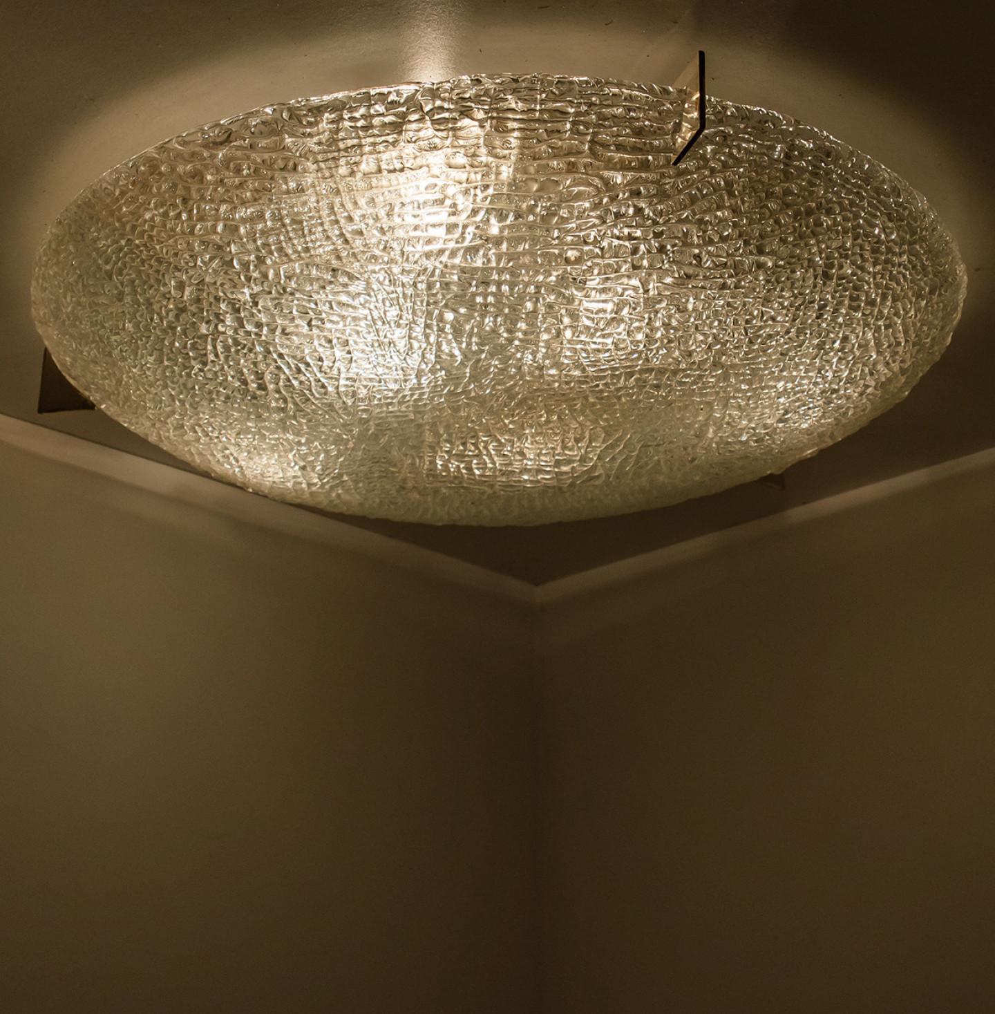 Lampada da incasso o da parete in vetro massiccio e di grande spessore realizzata a mano in cromo, 1965 in vendita 2