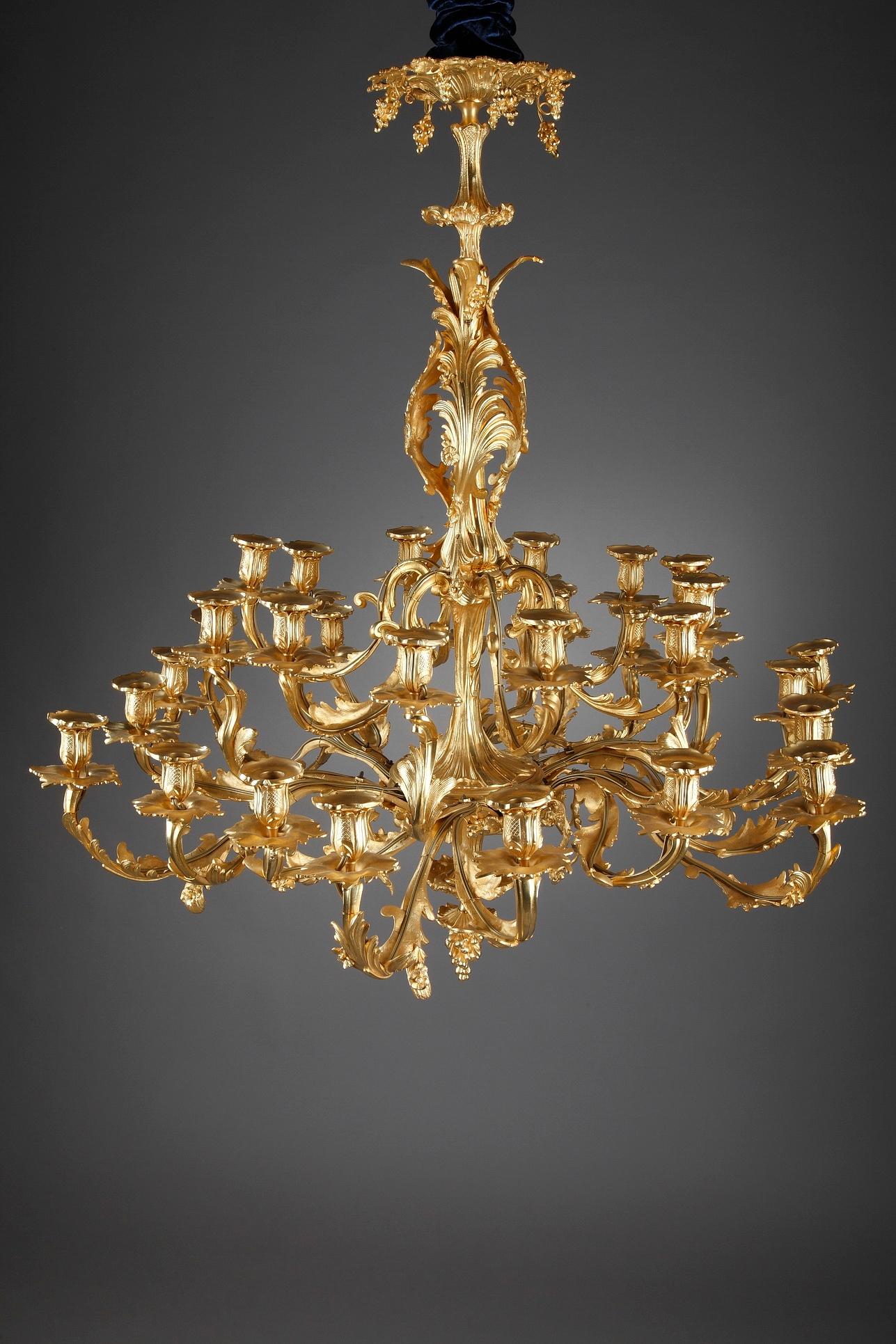 Large Thirty Light Louis XV Style Chandelier In Good Condition In Paris, FR