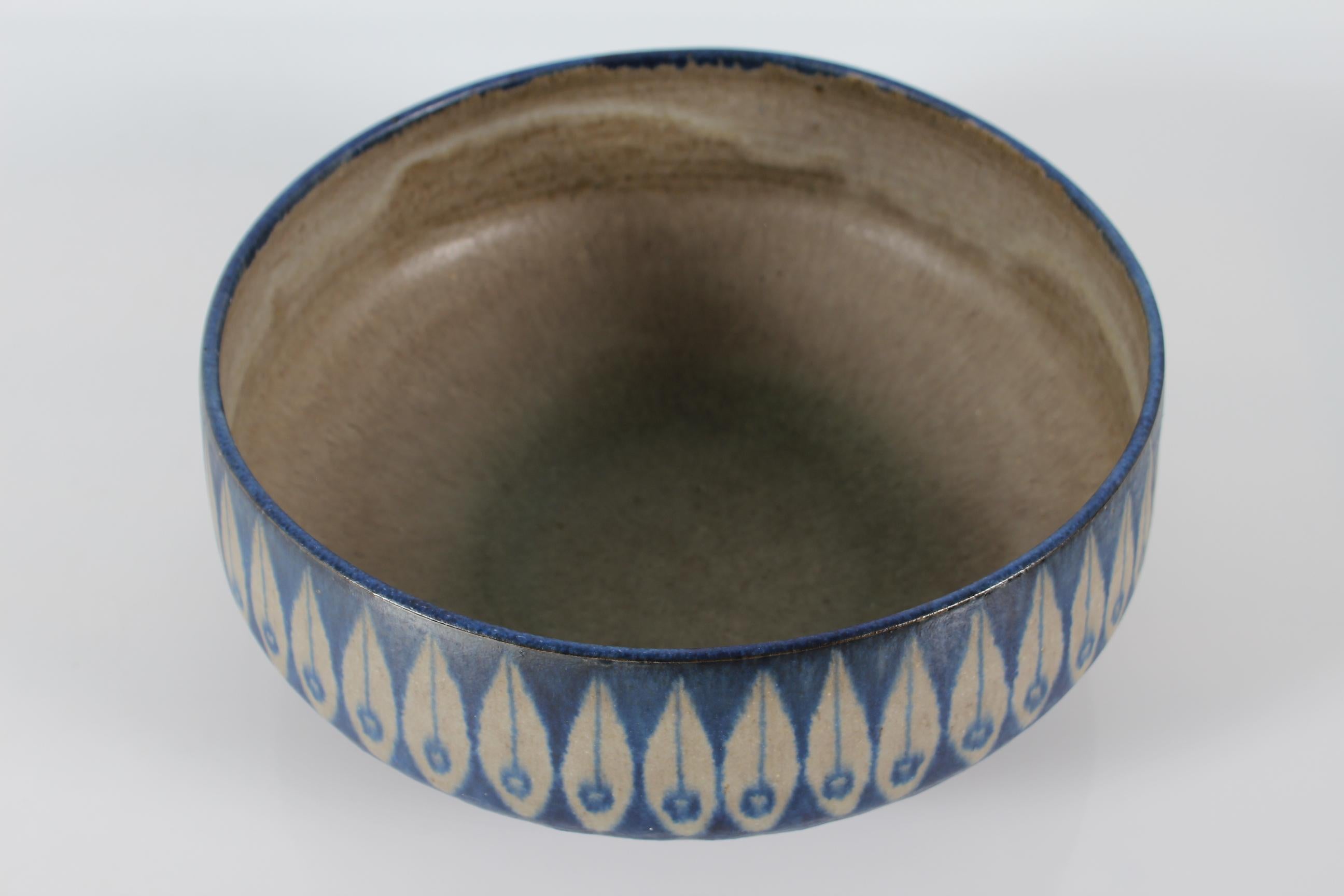 Große dekorative Thomas Toft-Schale, blau und grau, dänische Keramik aus der Mitte des Jahrhunderts  (Skandinavische Moderne) im Angebot