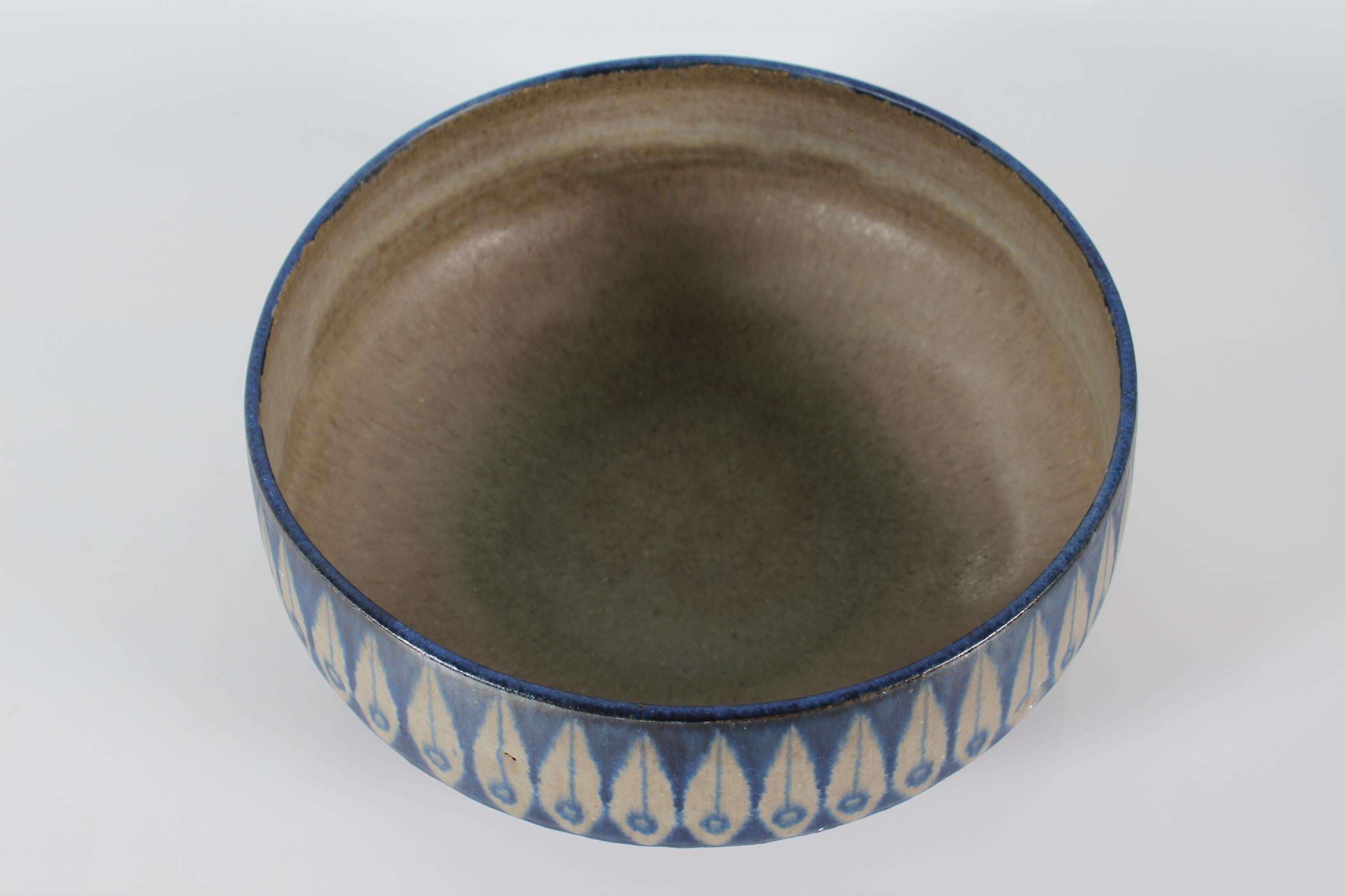 Große dekorative Thomas Toft-Schale, blau und grau, dänische Keramik aus der Mitte des Jahrhunderts  (Dänisch) im Angebot