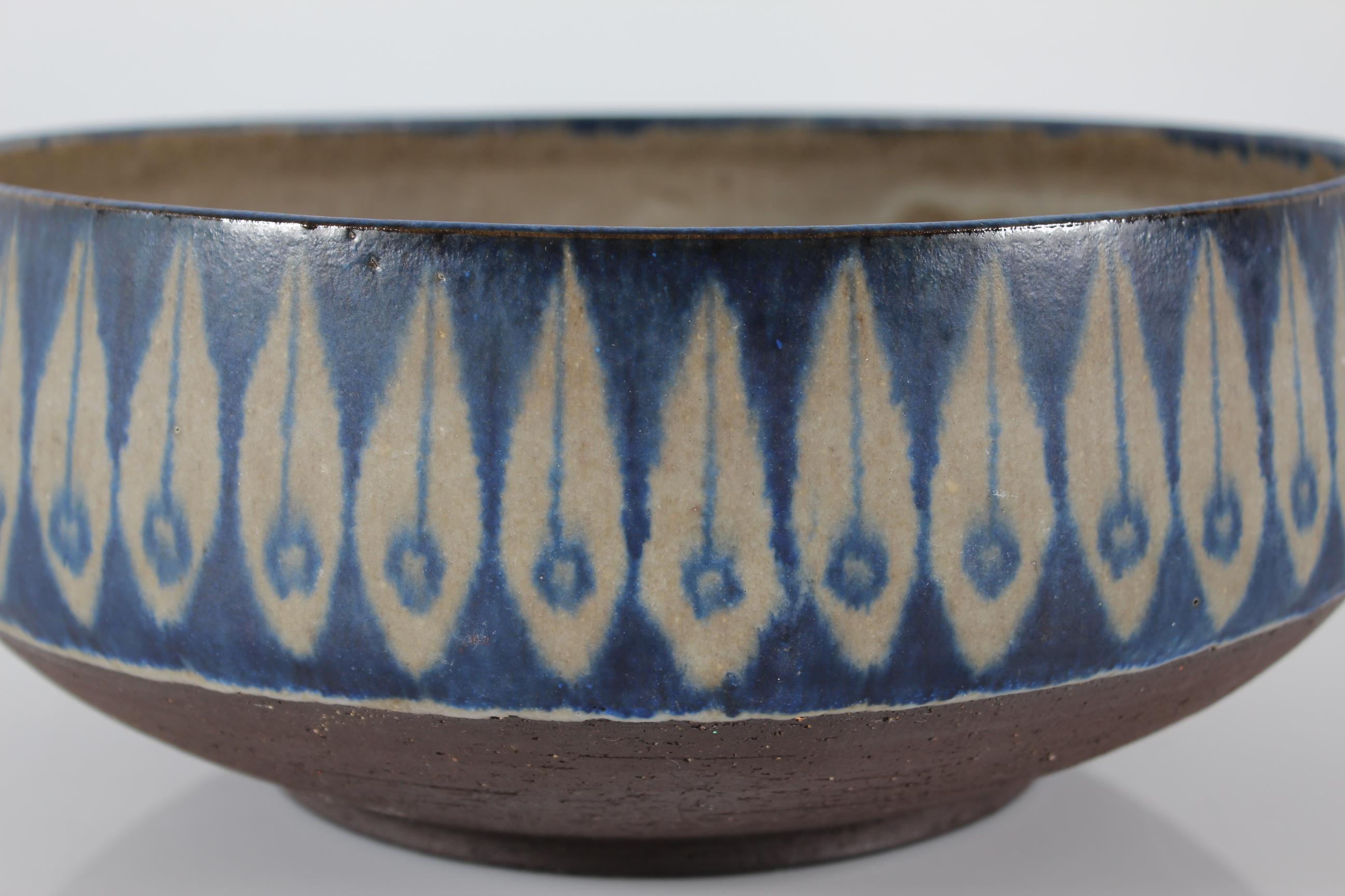 Große dekorative Thomas Toft-Schale, blau und grau, dänische Keramik aus der Mitte des Jahrhunderts  (Mitte des 20. Jahrhunderts) im Angebot