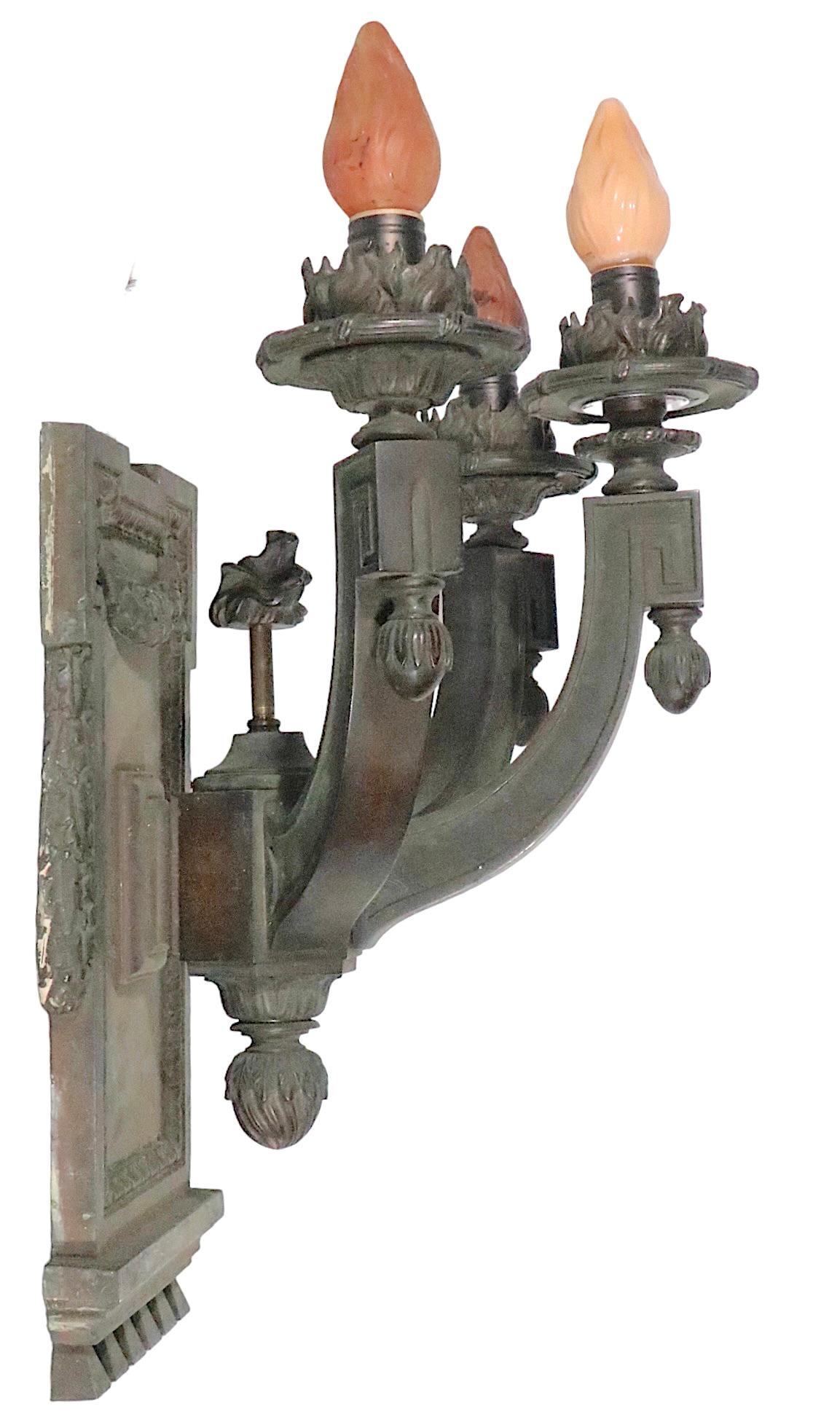 Gran aplique neoclásico de tres brazos de latón fundido o bronce, hacia 1920/1930 en venta 6