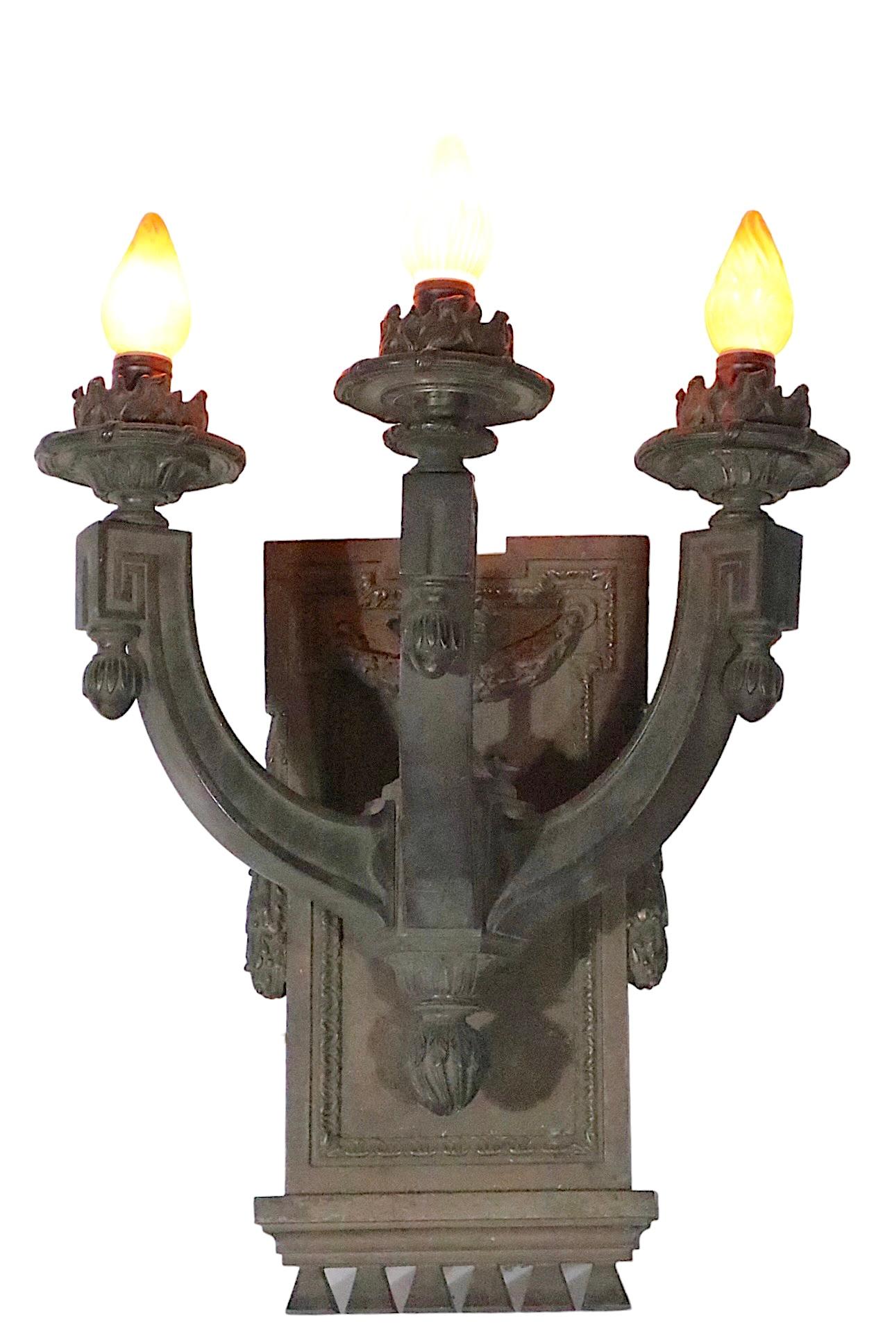 Großer dreiarmiger neoklassischer Wandleuchter aus Messing- oder Bronzeguss, ca. 1920/1930 im Angebot 12