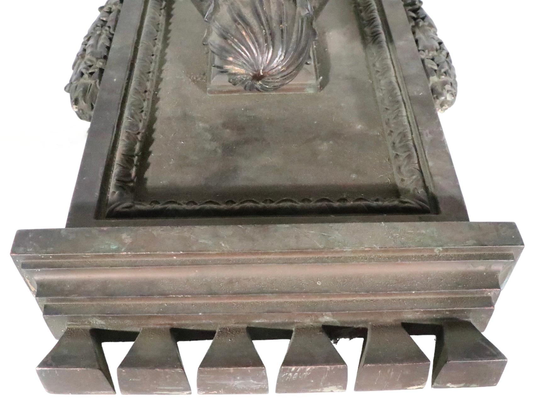 Gran aplique neoclásico de tres brazos de latón fundido o bronce, hacia 1920/1930 Estadounidense en venta