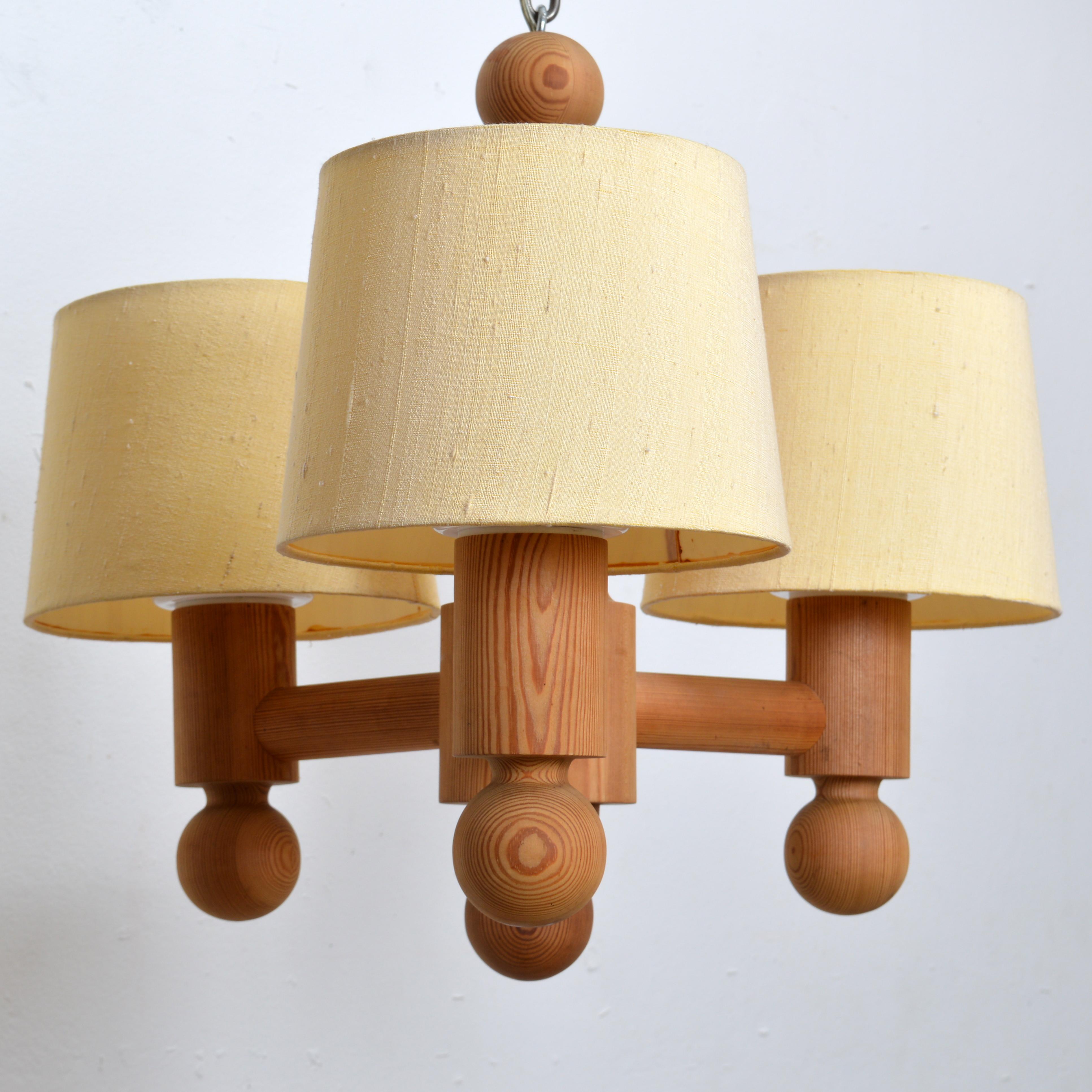 Dreiarmiger Kronleuchter aus massivem Kiefernholz von Luxus Sweden, 1960er Jahre (Skandinavische Moderne) im Angebot