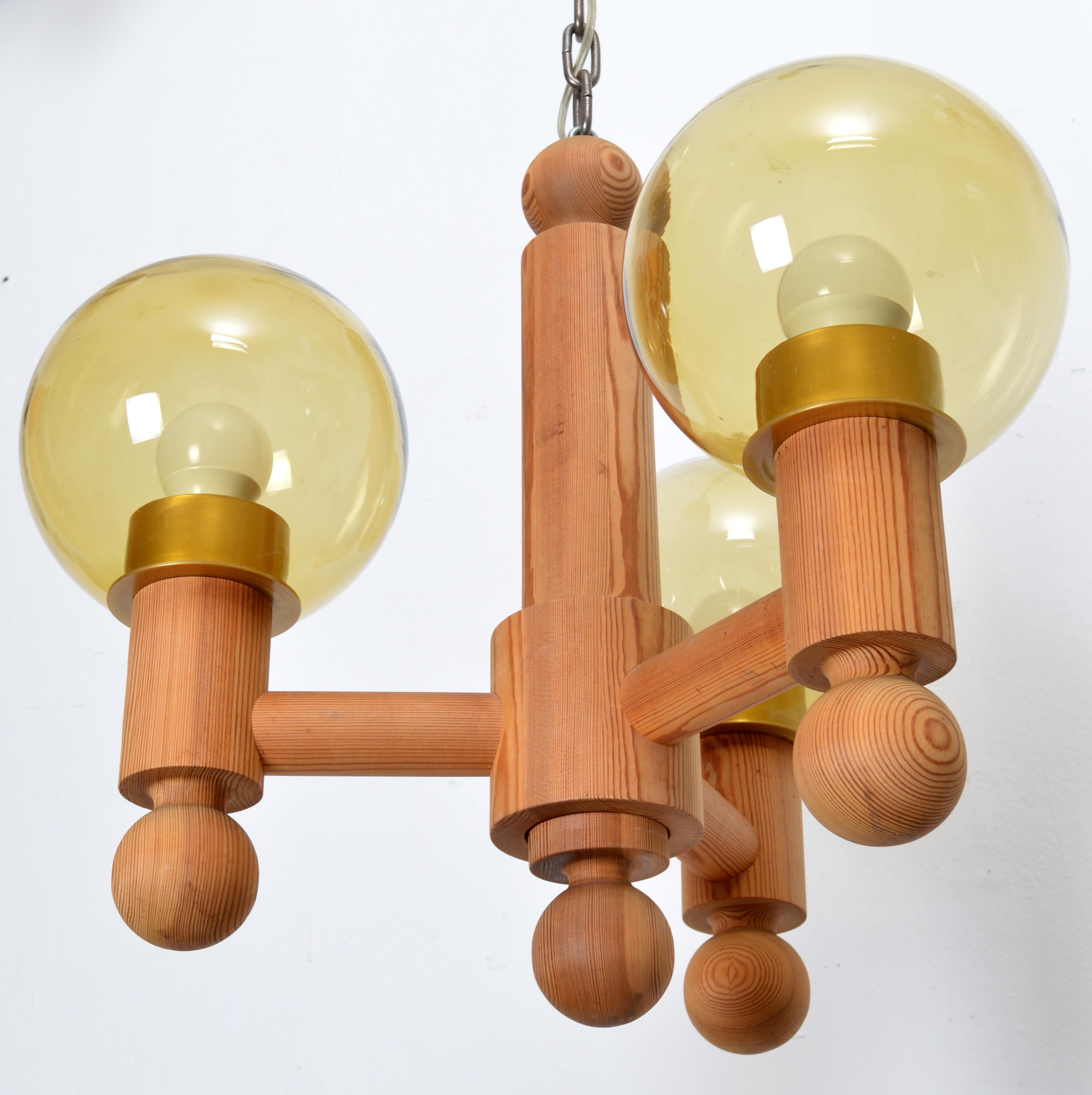 ‎‎Swedish lighting manufacturer, Luxus gave form to some of the now iconic models that define the “Swedish mid-century style”. This solid pine wood, three-light chandelier was created in this “golden age of Scandinavian design”, a period that saw