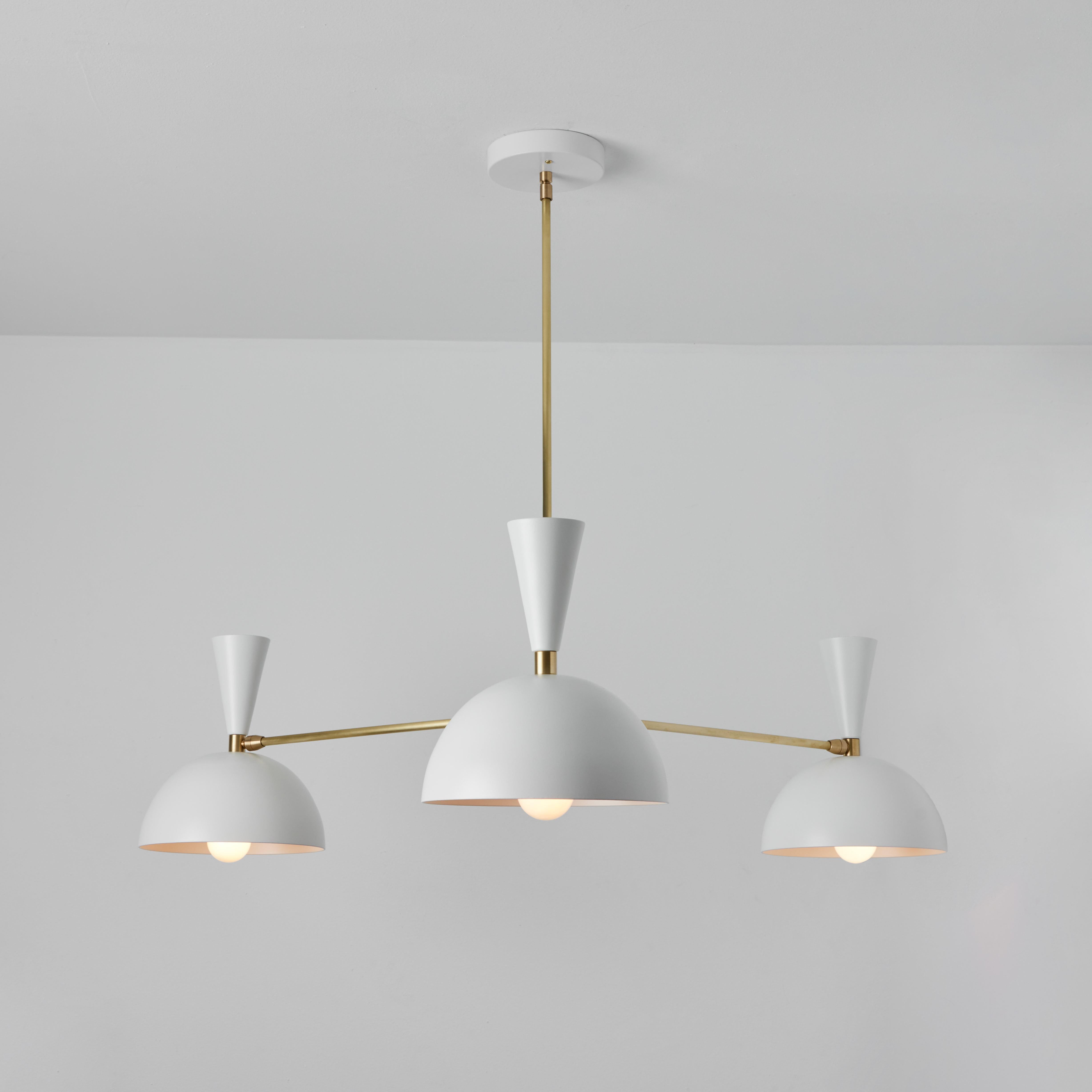 Grand lustre tricône 'Lola II' en blanc et laiton. 

Fabriqué à la main par Alvaro Benitez, designer et professionnel de l'éclairage basé à Los Angeles, ce lustre très raffiné rappelle les designs italiens emblématiques du milieu du siècle