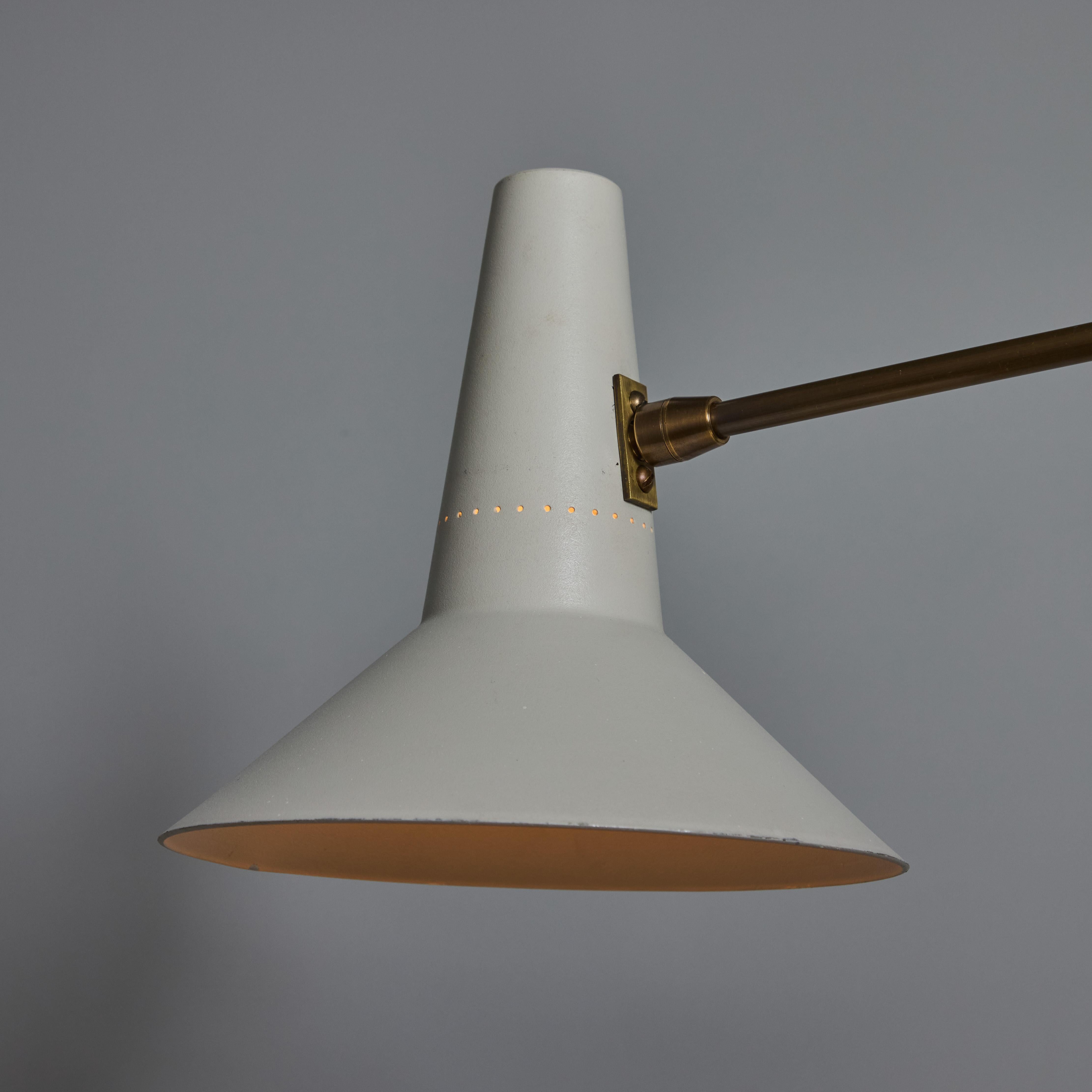 Grand lustre à trois cônes en laiton et blanc dans le style de Giuseppe Ostuni en vente 10