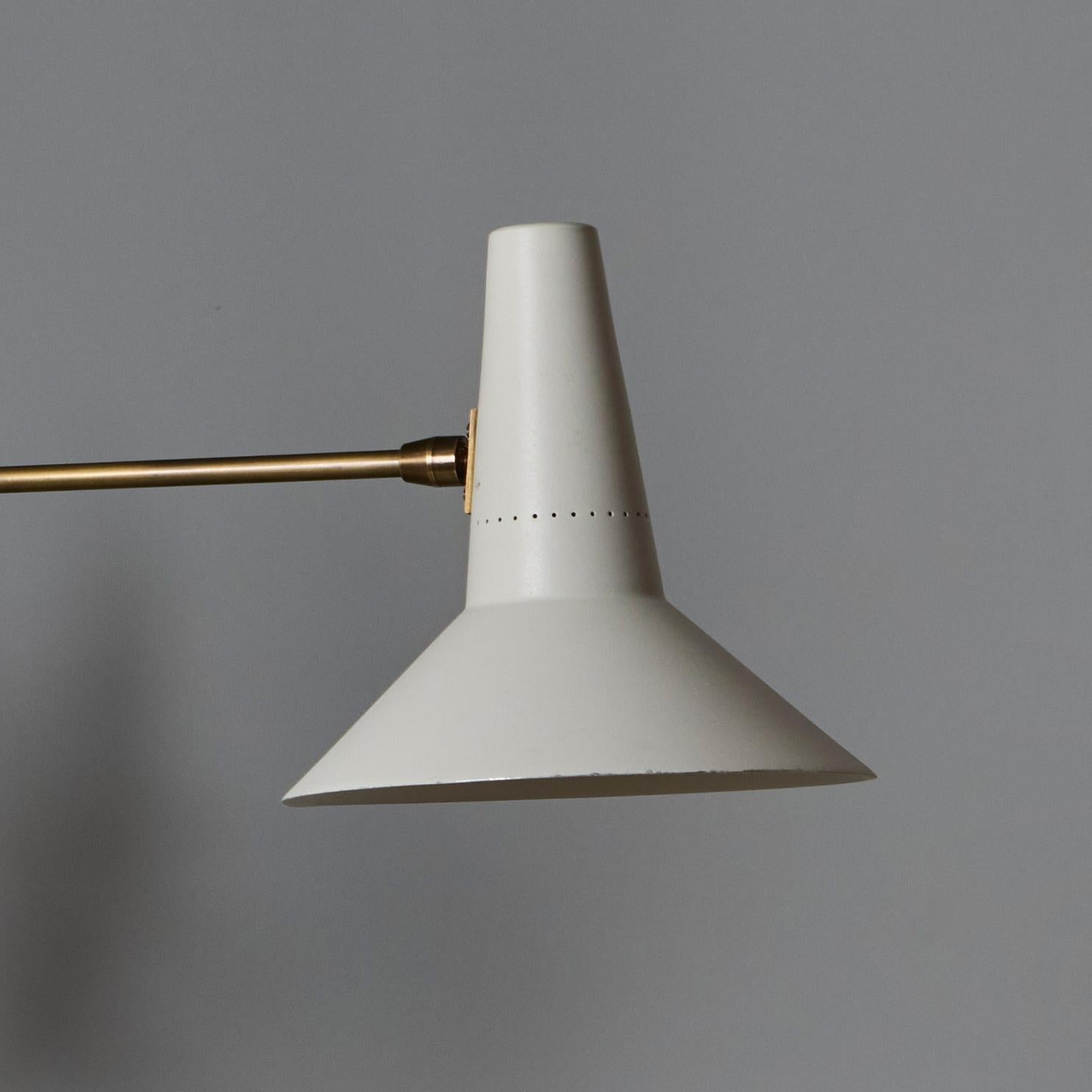 Grand lustre à trois cônes en laiton et blanc dans le style de Giuseppe Ostuni en vente 11