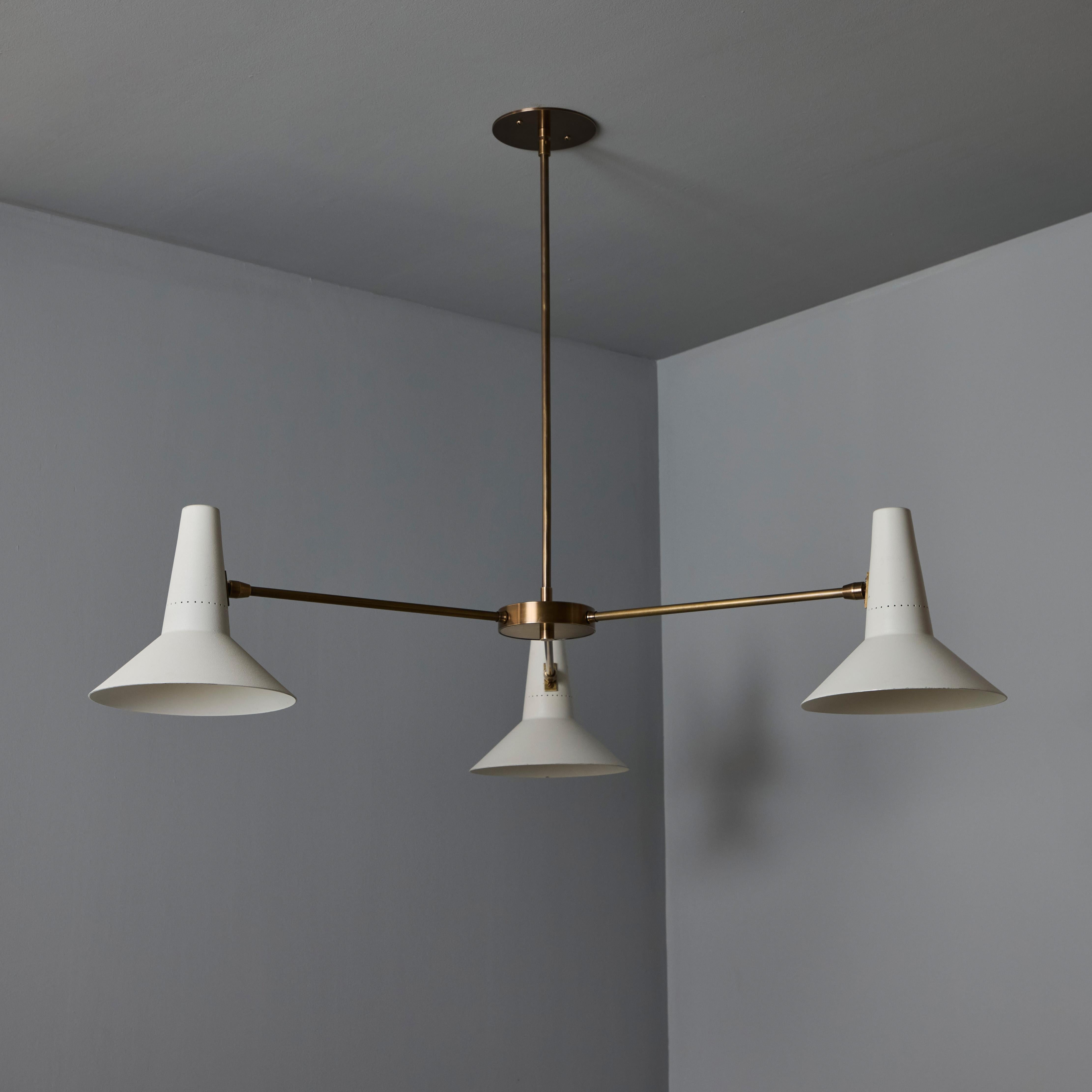 Mid-Century Modern Grand lustre à trois cônes en laiton et blanc dans le style de Giuseppe Ostuni en vente