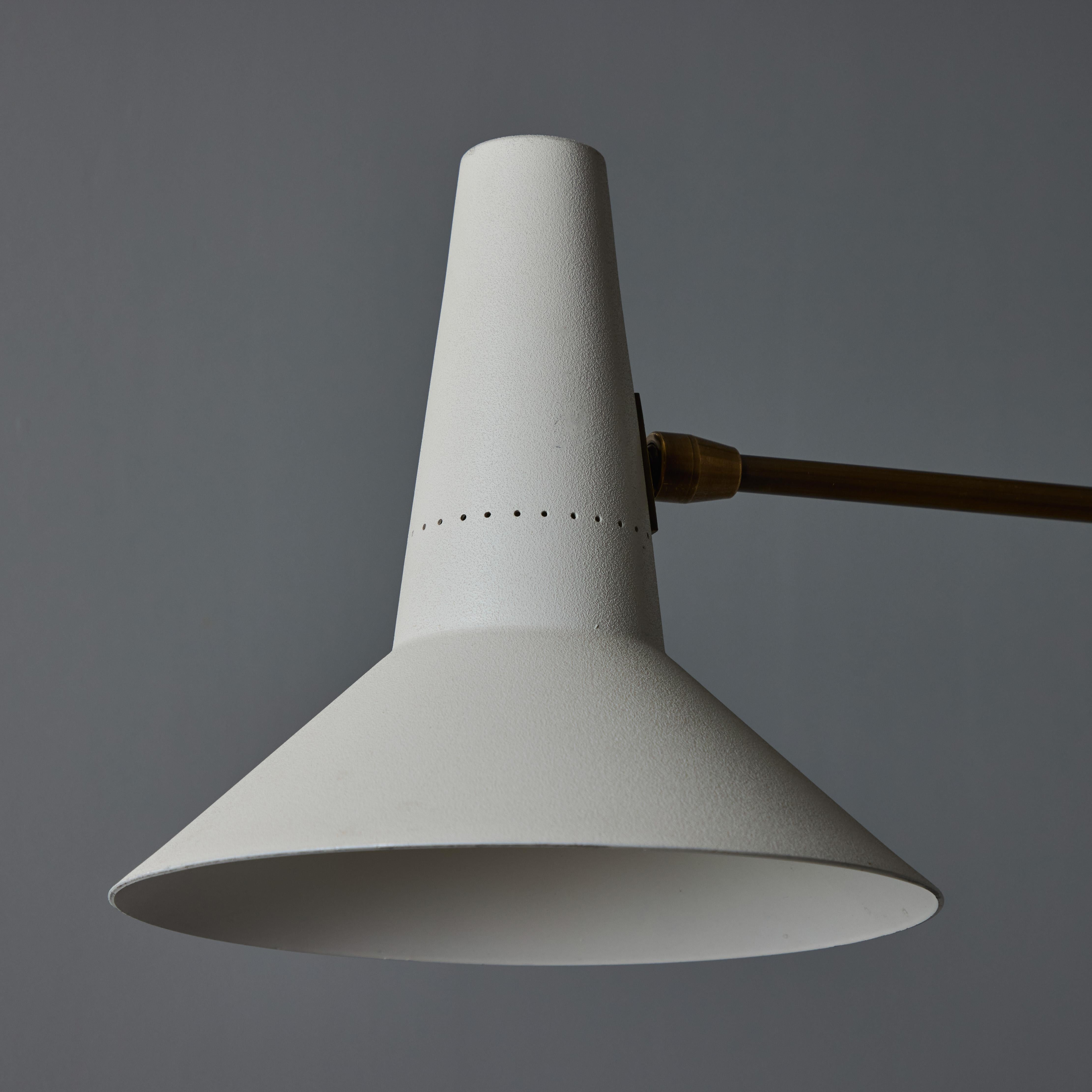 Peint Grand lustre à trois cônes en laiton et blanc dans le style de Giuseppe Ostuni en vente