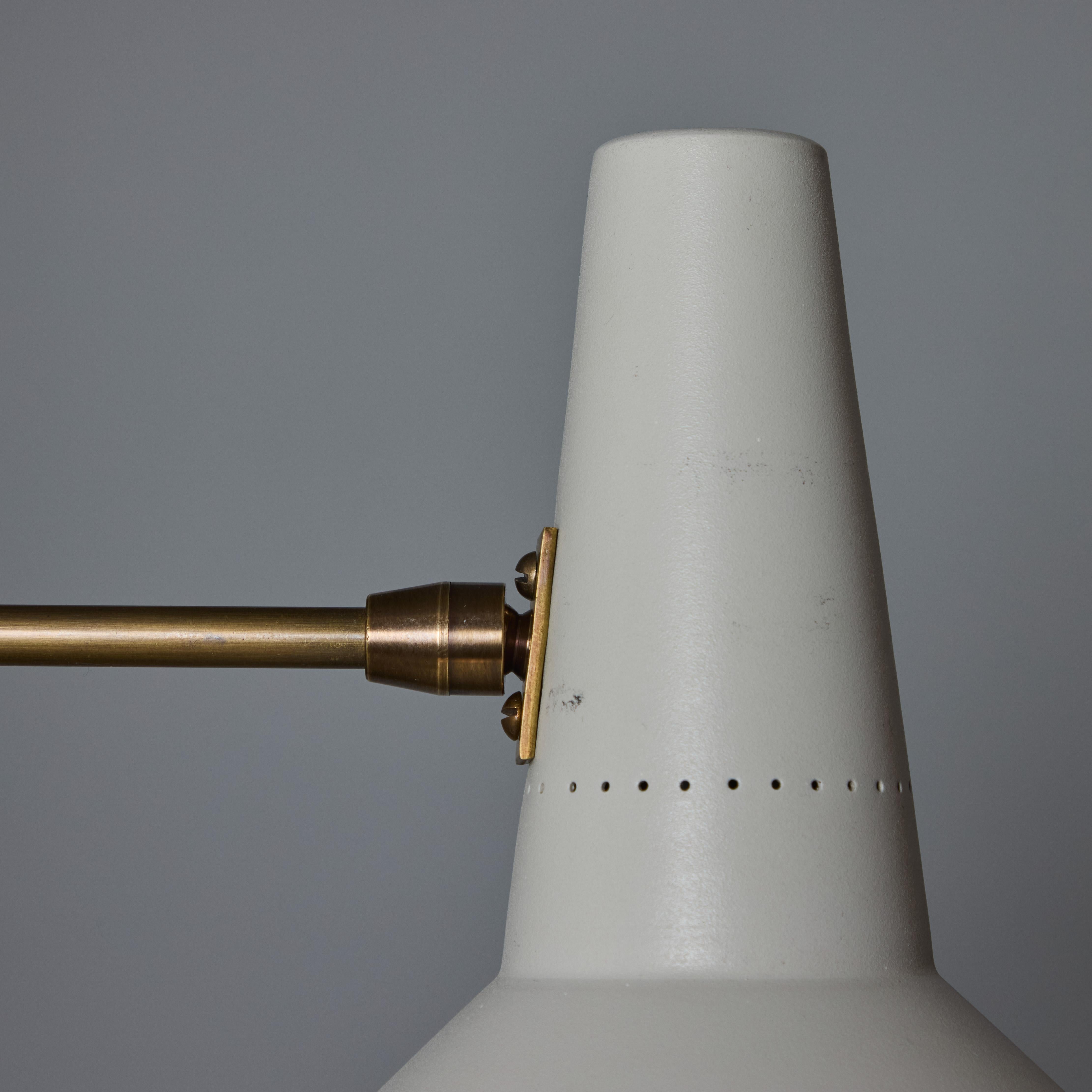 Grand lustre à trois cônes en laiton et blanc dans le style de Giuseppe Ostuni Bon état - En vente à Glendale, CA