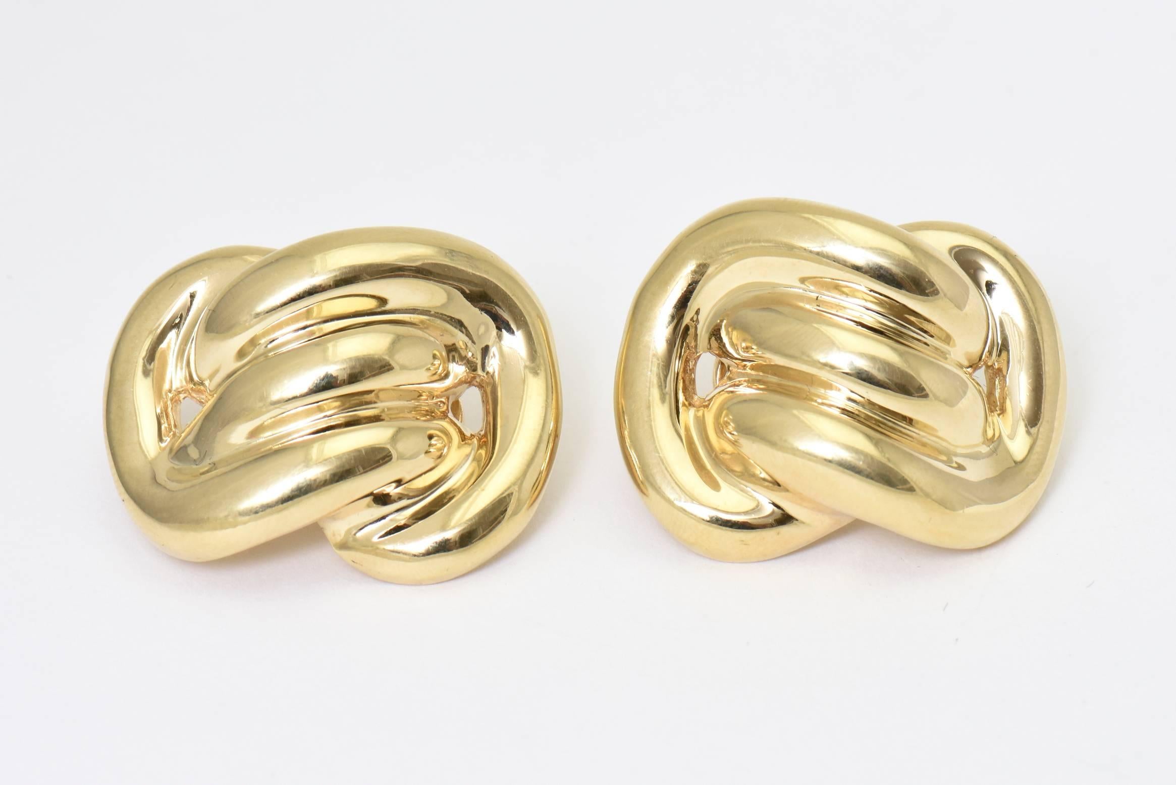 Large Three Dimensional Gold Intertwined Link Knot Clip Earrings In Excellent Condition In Miami Beach, FL