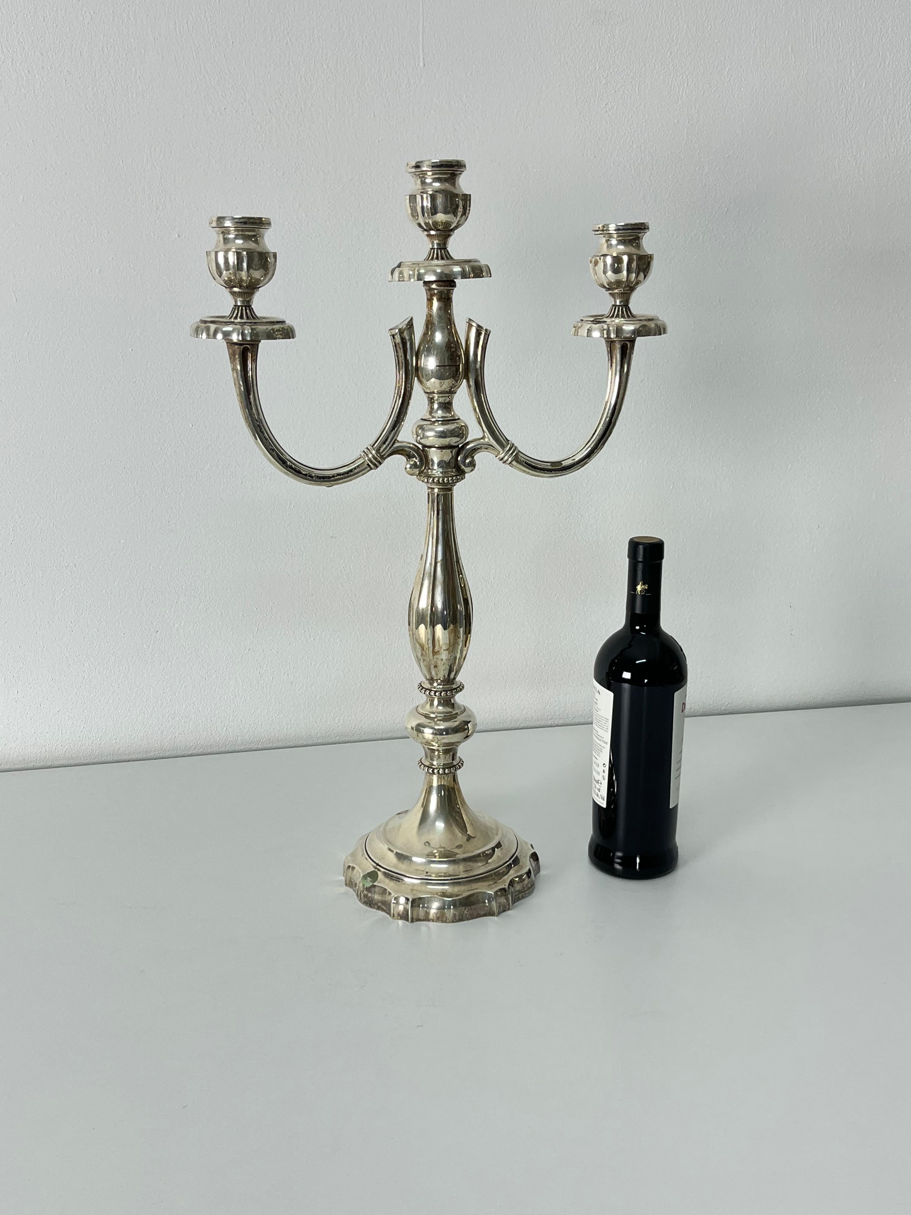 Grande candelabro a tre luci in argento 800, altezza 60 cm
Prodotto in Italia.
Condit e in buone condizioni, con lievi segni di usura.
Pesa grammi 1696.