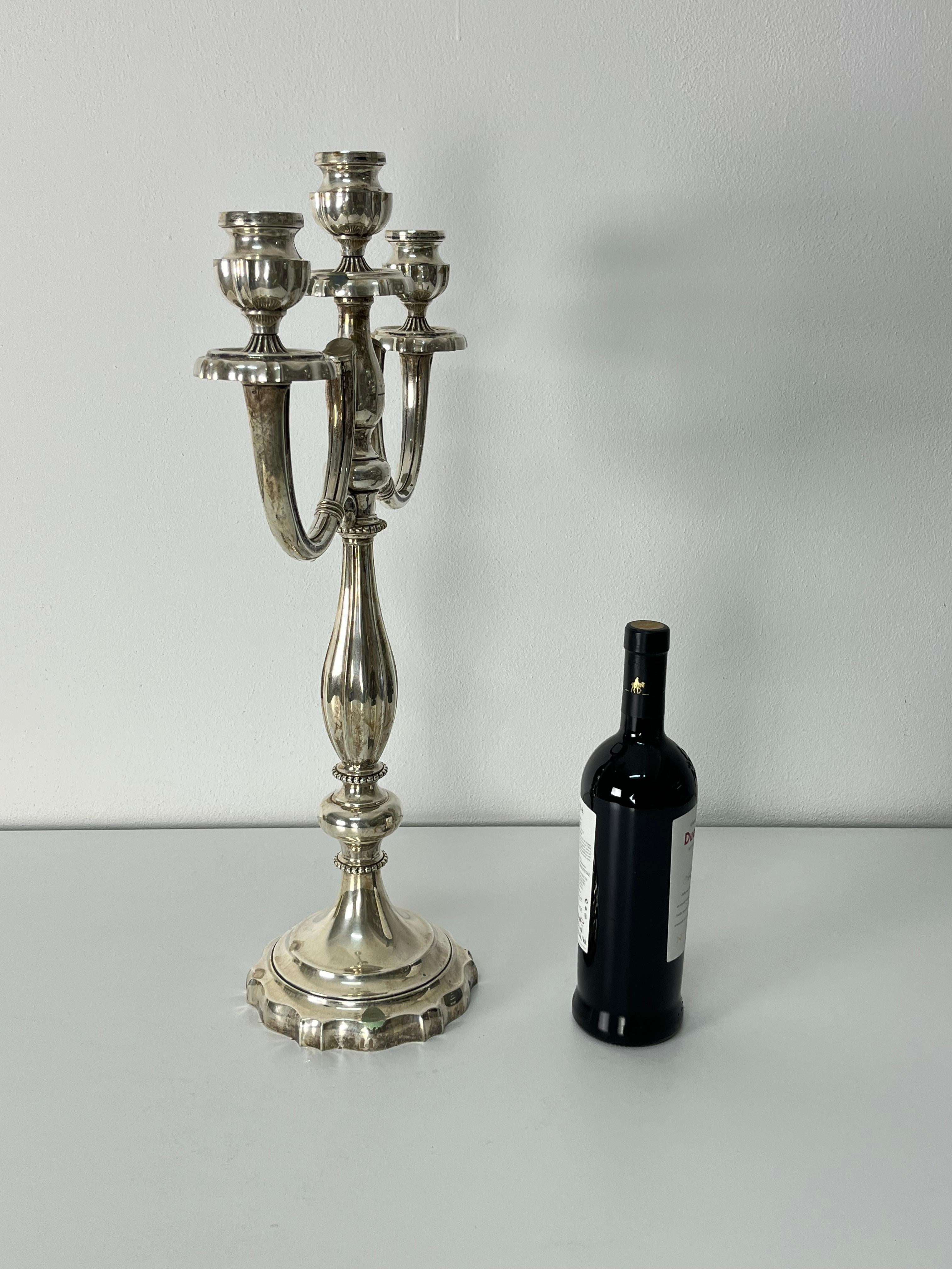 Italiano Grande candelabro a tre luci in argento 800, altezza 60 cm, anni '60 in vendita