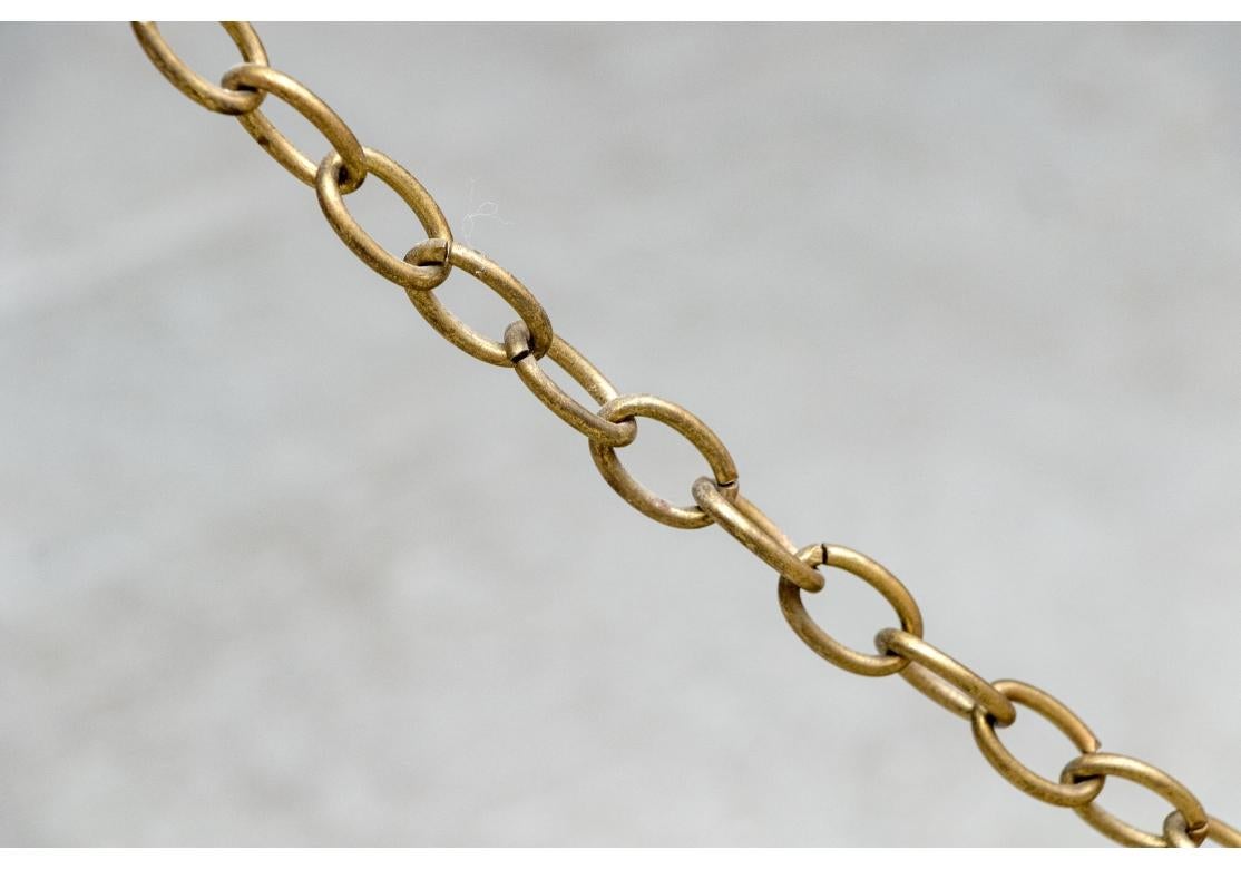 Großer dreiflammiger linearer Pendelleuchter mit Lampenschirmen (Metall) im Angebot