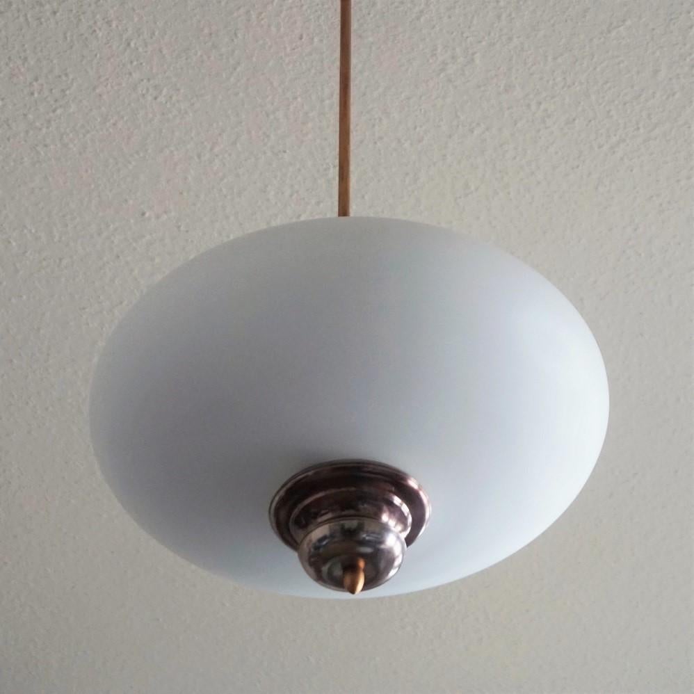20ième siècle Grand pendentif à trois lumières en verre satiné  dans le style d'Arredoluce, Italie, années 1960 en vente