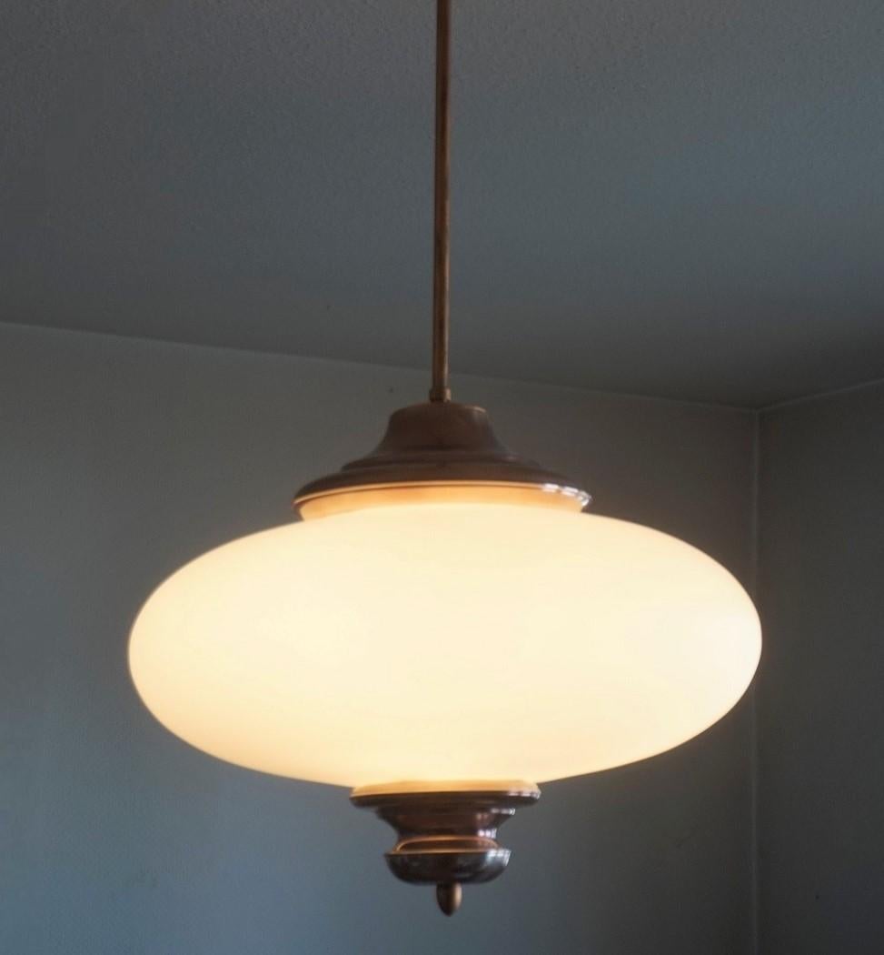 Grand pendentif à trois lumières en verre satiné  dans le style d'Arredoluce, Italie, années 1960 en vente 1