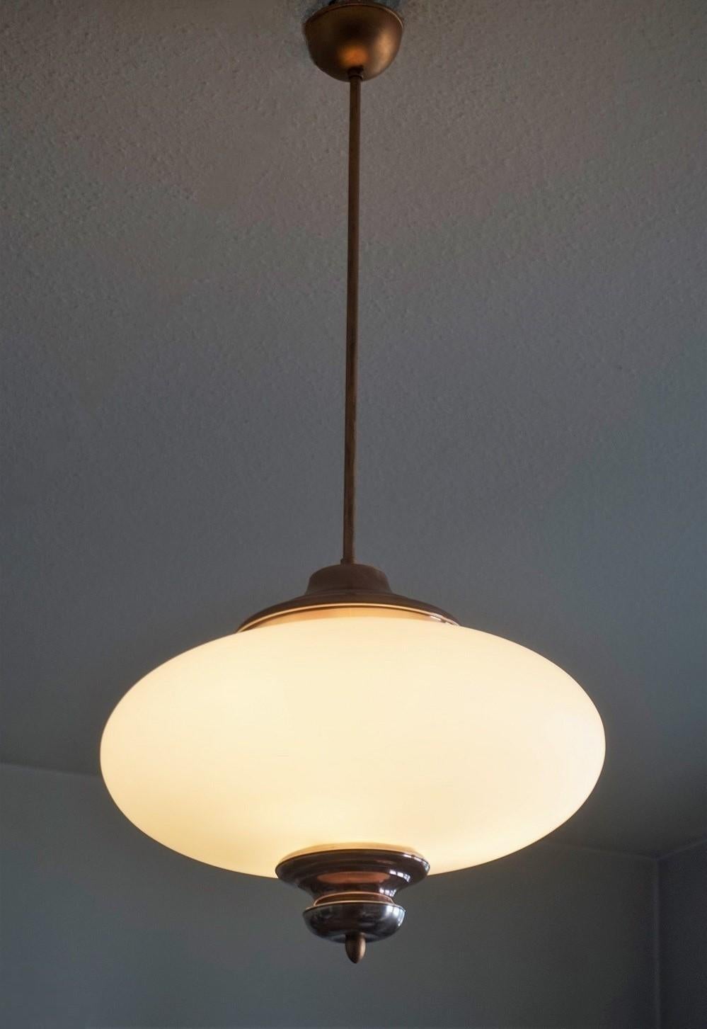 Grand pendentif à trois lumières en verre satiné  dans le style d'Arredoluce, Italie, années 1960 en vente 2