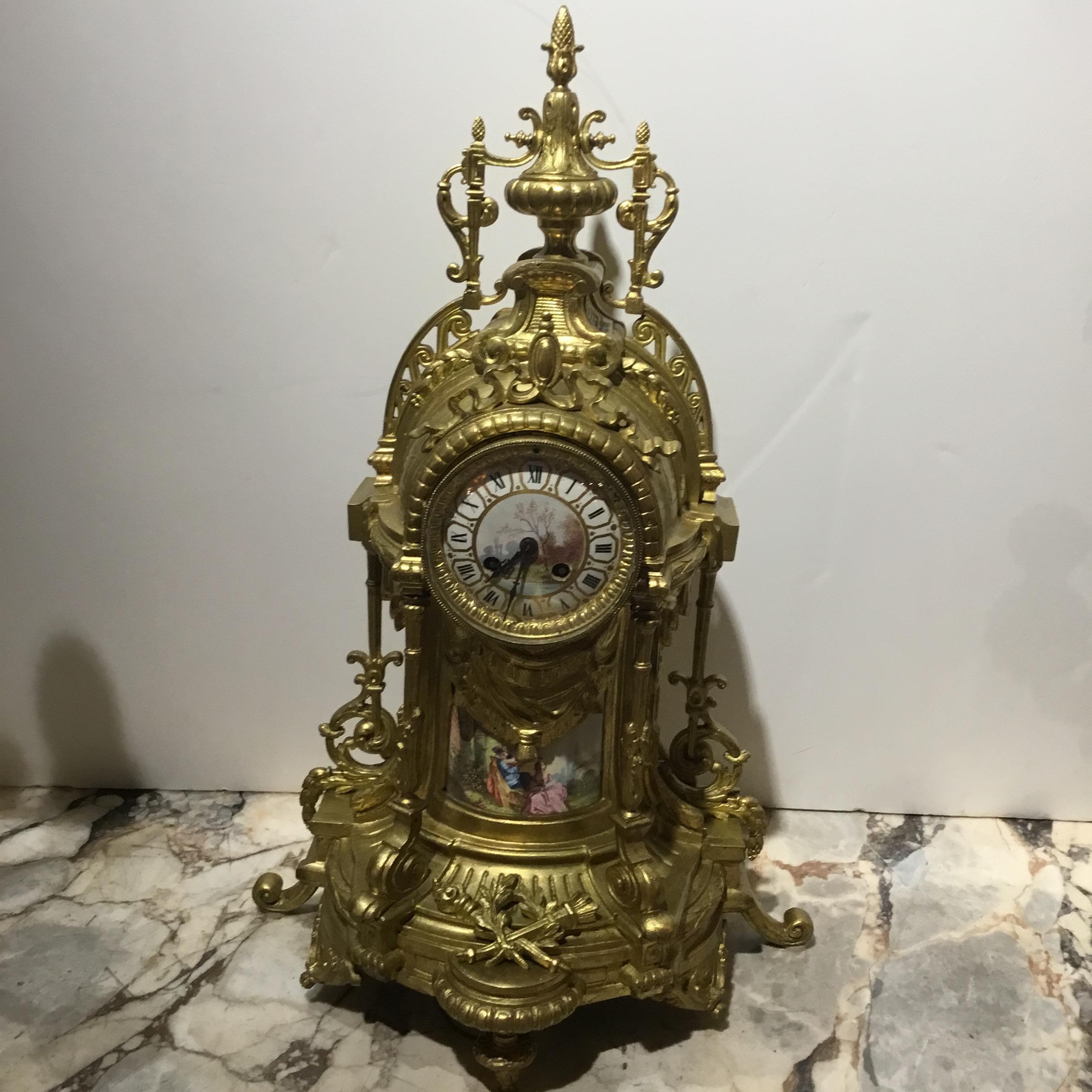 Doré Grand ensemble horloge/garniture français du XIXe siècle en trois pièces de style Louis XVI en vente