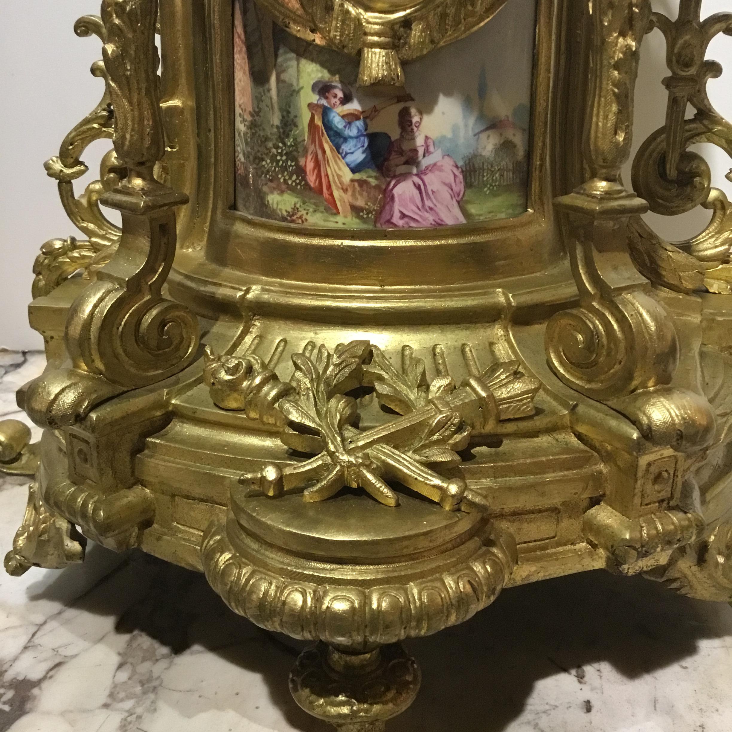 Grand ensemble horloge/garniture français du XIXe siècle en trois pièces de style Louis XVI Bon état - En vente à Houston, TX