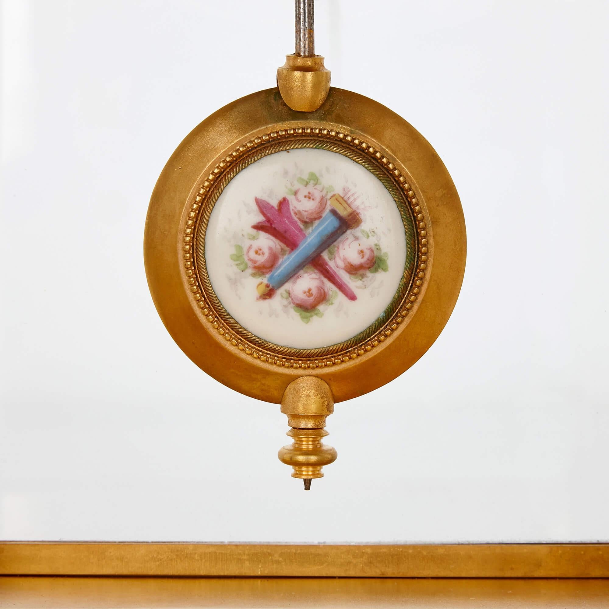 Grand ensemble d'horloge en porcelaine, émail champlevé et ormolu monté en trois pièces Bon état - En vente à London, GB