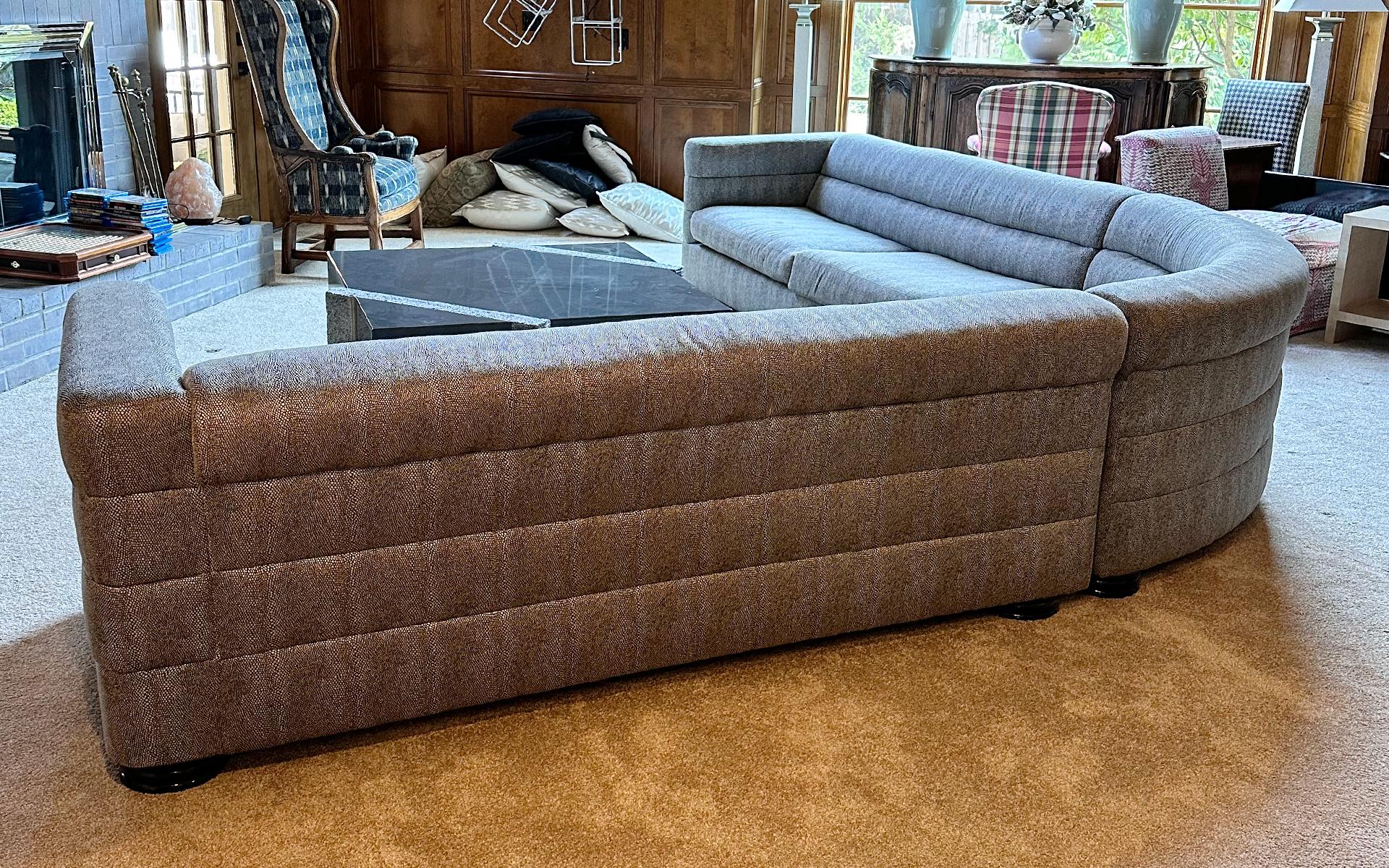 Großes dreiteiliges Sofa mit Unterteilen von Directional.  Schwarz/Weiß Stoff.  Unterschrieben. (Moderne der Mitte des Jahrhunderts) im Angebot