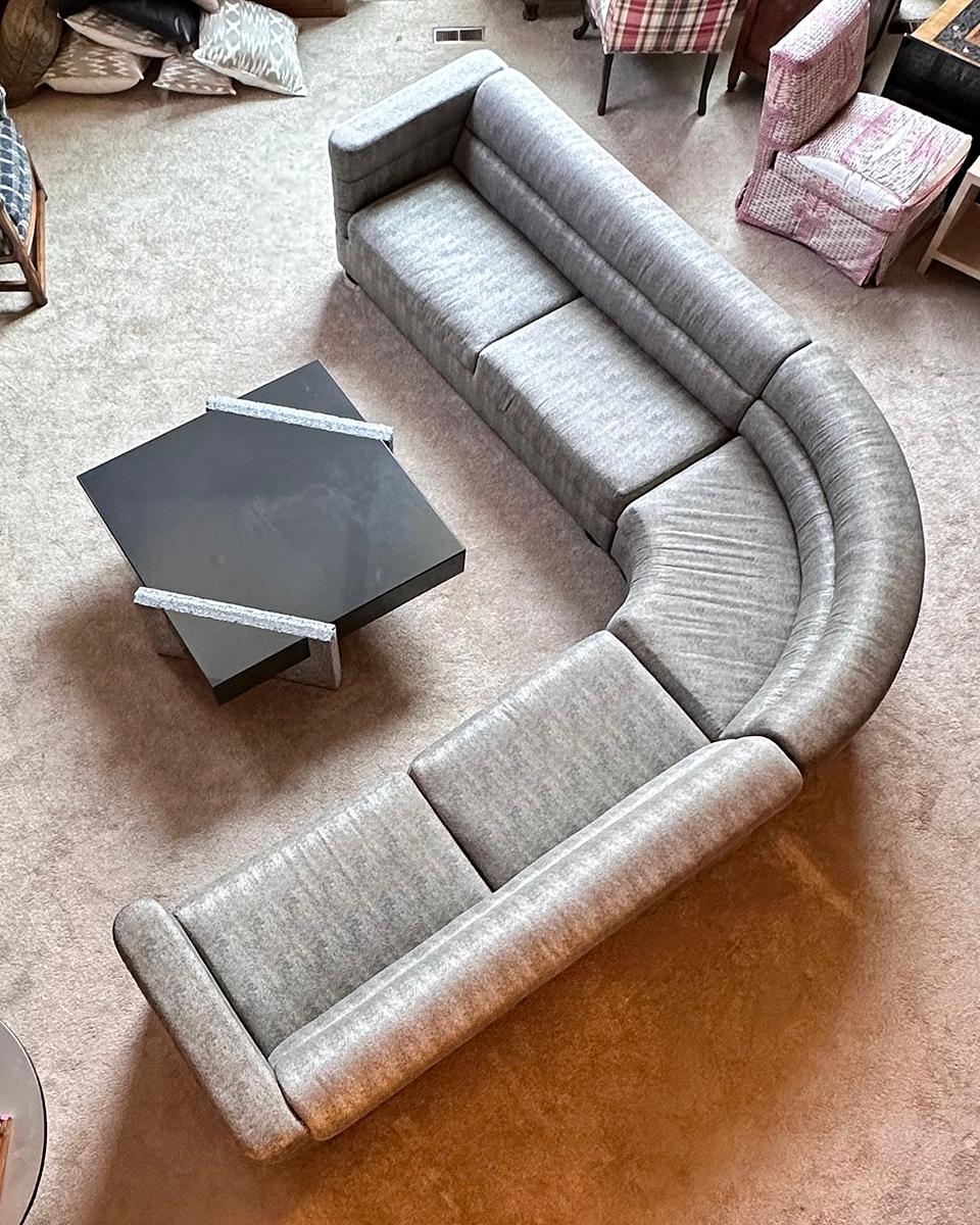 Großes dreiteiliges Sofa mit Unterteilen von Directional.  Schwarz/Weiß Stoff.  Unterschrieben. (amerikanisch) im Angebot