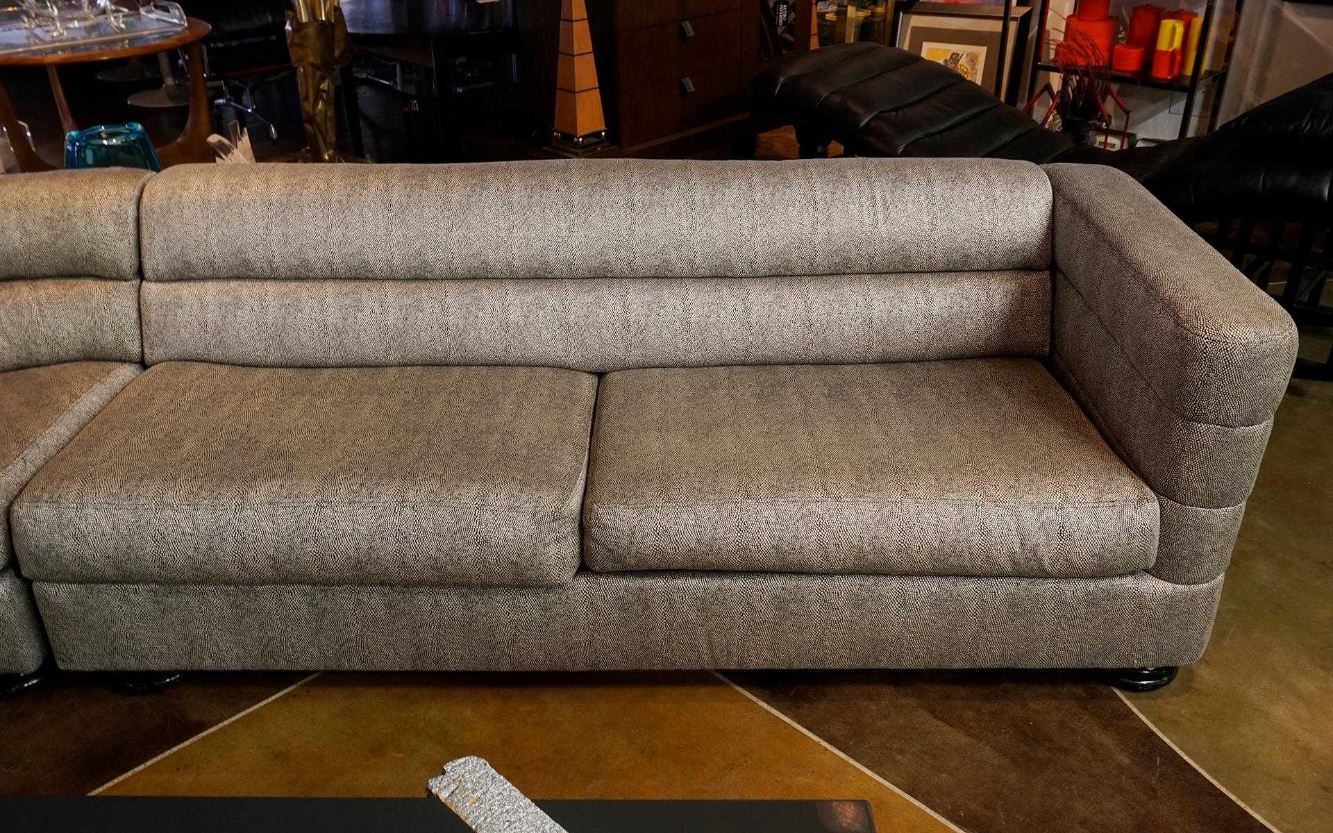 Großes dreiteiliges Sofa mit Unterteilen von Directional.  Schwarz/Weiß Stoff.  Unterschrieben. im Zustand „Gut“ im Angebot in Kansas City, MO