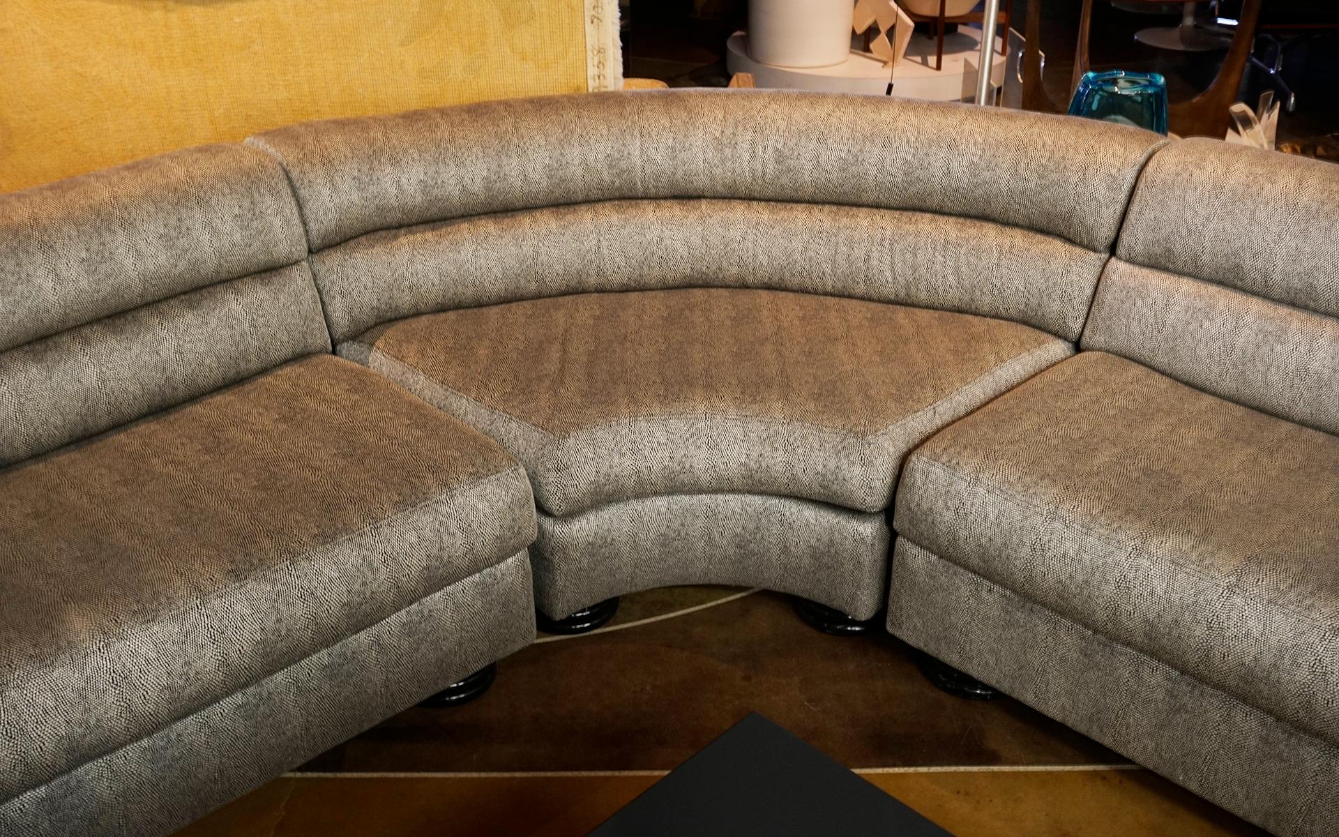 Großes dreiteiliges Sofa mit Unterteilen von Directional.  Schwarz/Weiß Stoff.  Unterschrieben. (Ende des 20. Jahrhunderts) im Angebot