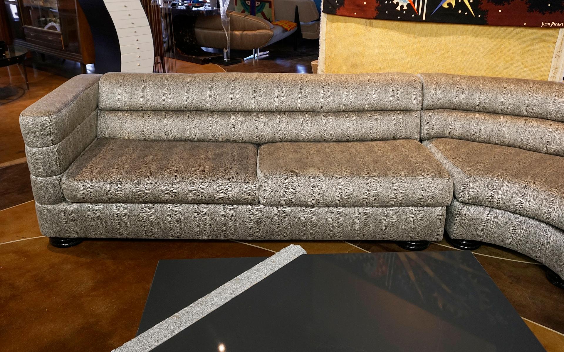 Großes dreiteiliges Sofa mit Unterteilen von Directional.  Schwarz/Weiß Stoff.  Unterschrieben. (Polster) im Angebot