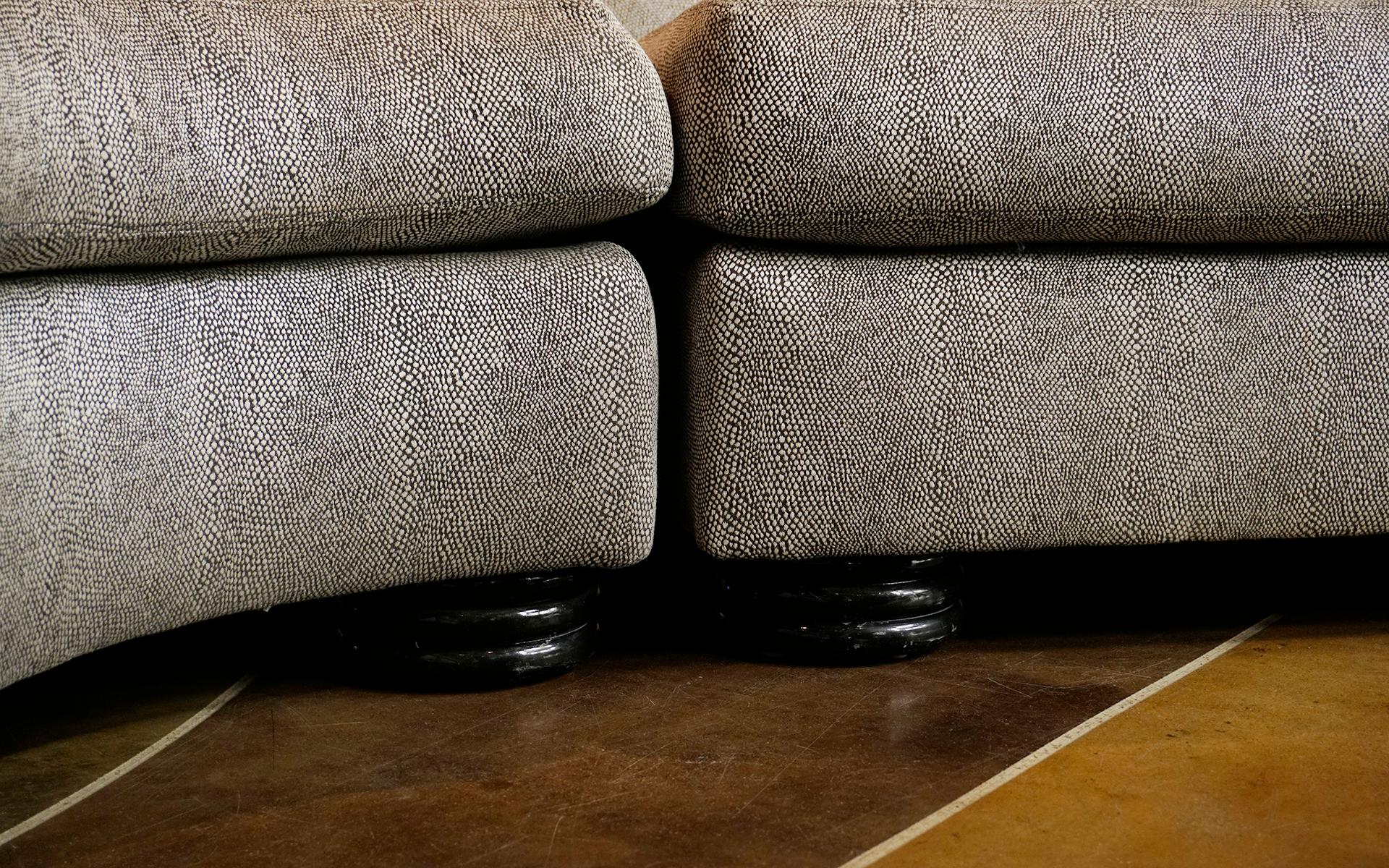 Großes dreiteiliges Sofa mit Unterteilen von Directional.  Schwarz/Weiß Stoff.  Unterschrieben. im Angebot 2