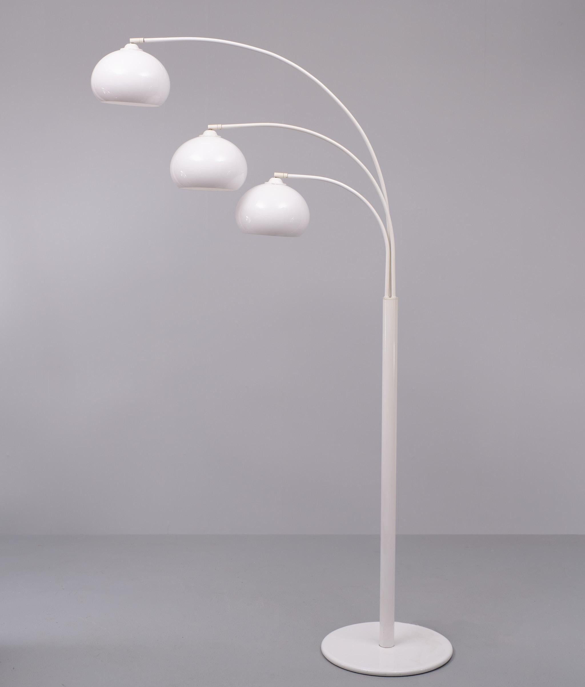 Très beau lampadaire à trois abat-jours en plexiglas, grande base ronde.
Les stores peuvent être déplacés latéralement afin de diriger la lumière dans la direction souhaitée.
Lampe large et lourde . Livré avec une pédale de commande.  Très bon état.