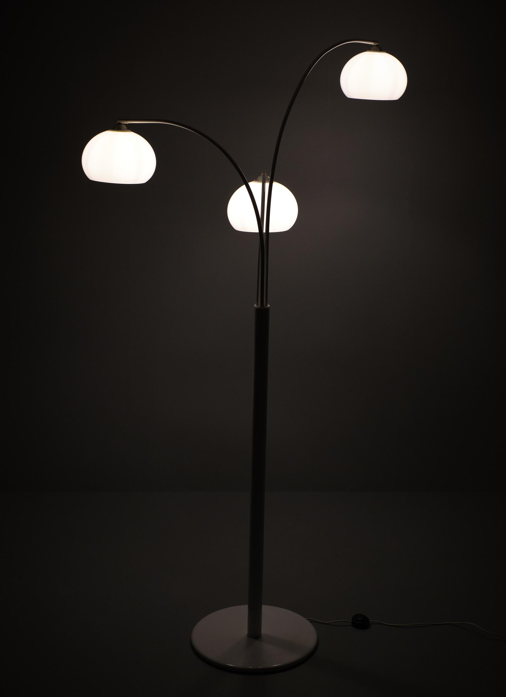 Mid-Century Modern Grand lampadaire à trois abat-jours  Dijkstra Hollande des années 1970  en vente