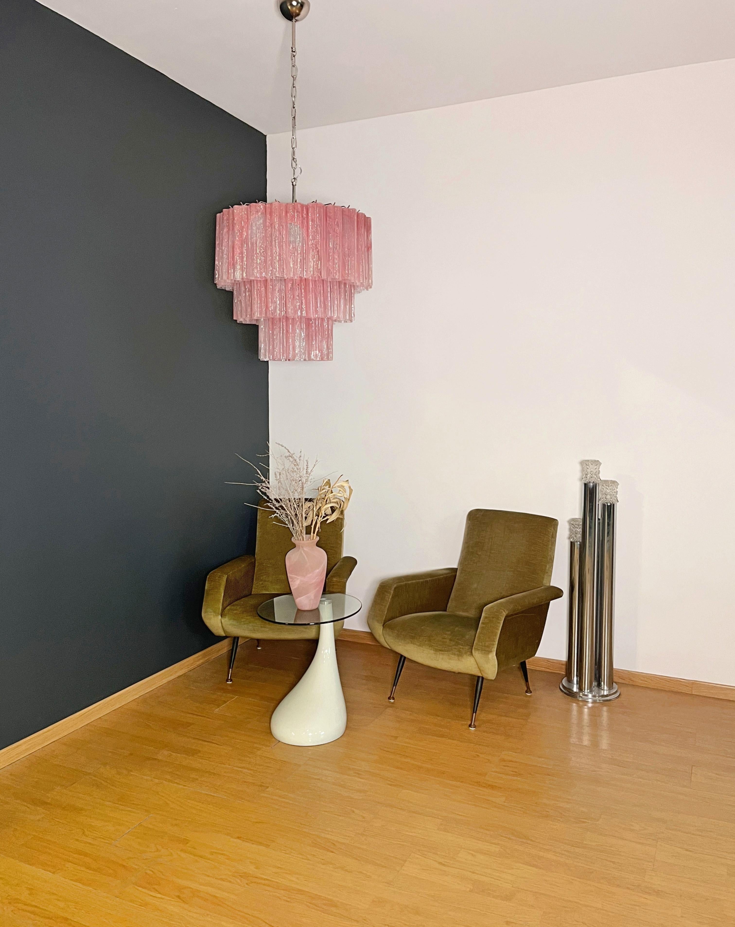 Lampadario vintage italiano in vetro di Murano e struttura in metallo nichelato. L'armatura in nichel lucido sostiene 101 grandi tubi in vetro alabastro rosa a forma di stella. The alabaster technique created in Venetian glassworks gives the glass