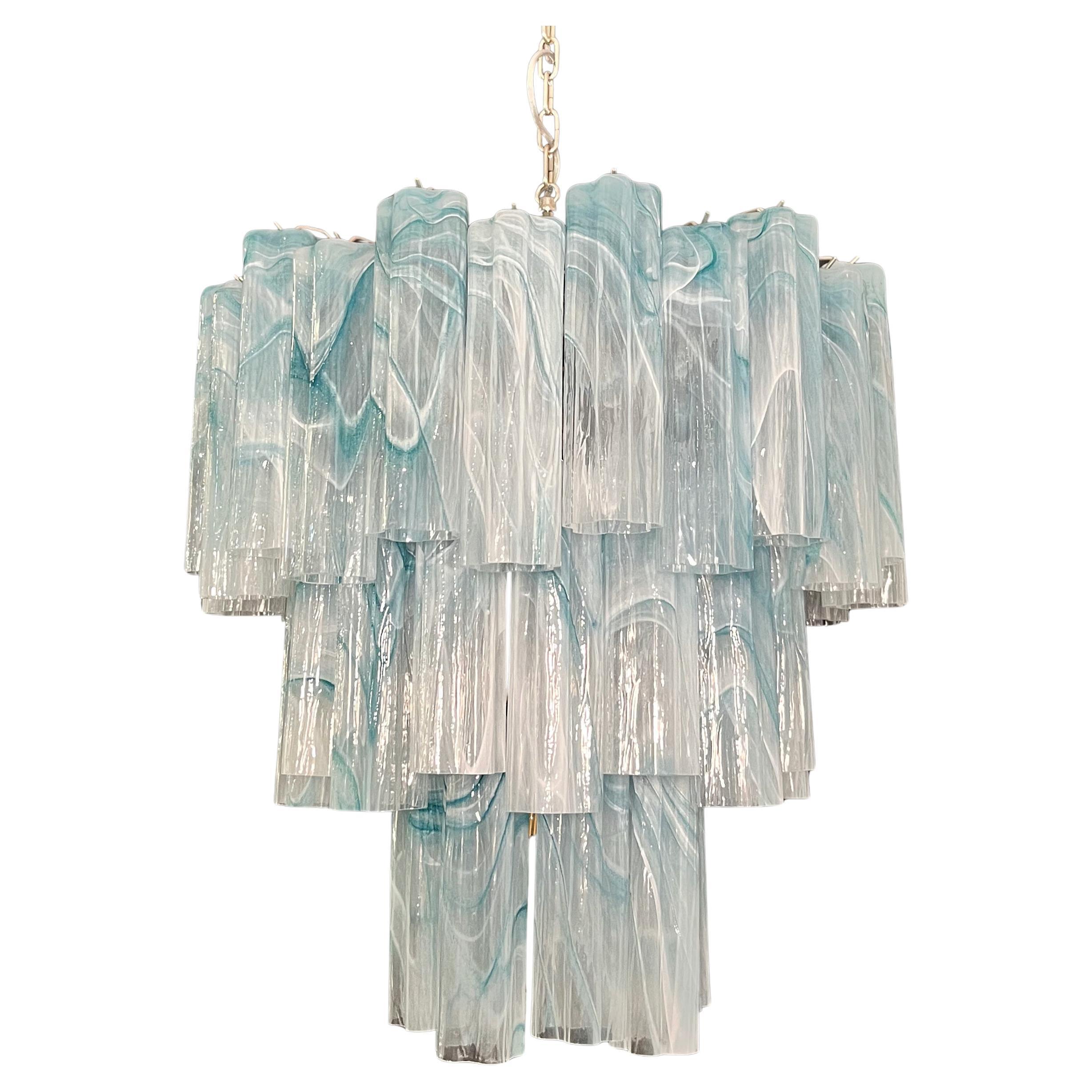 Großer dreistöckiger Murano Glasröhren-Kronleuchter - blau albaster im Angebot