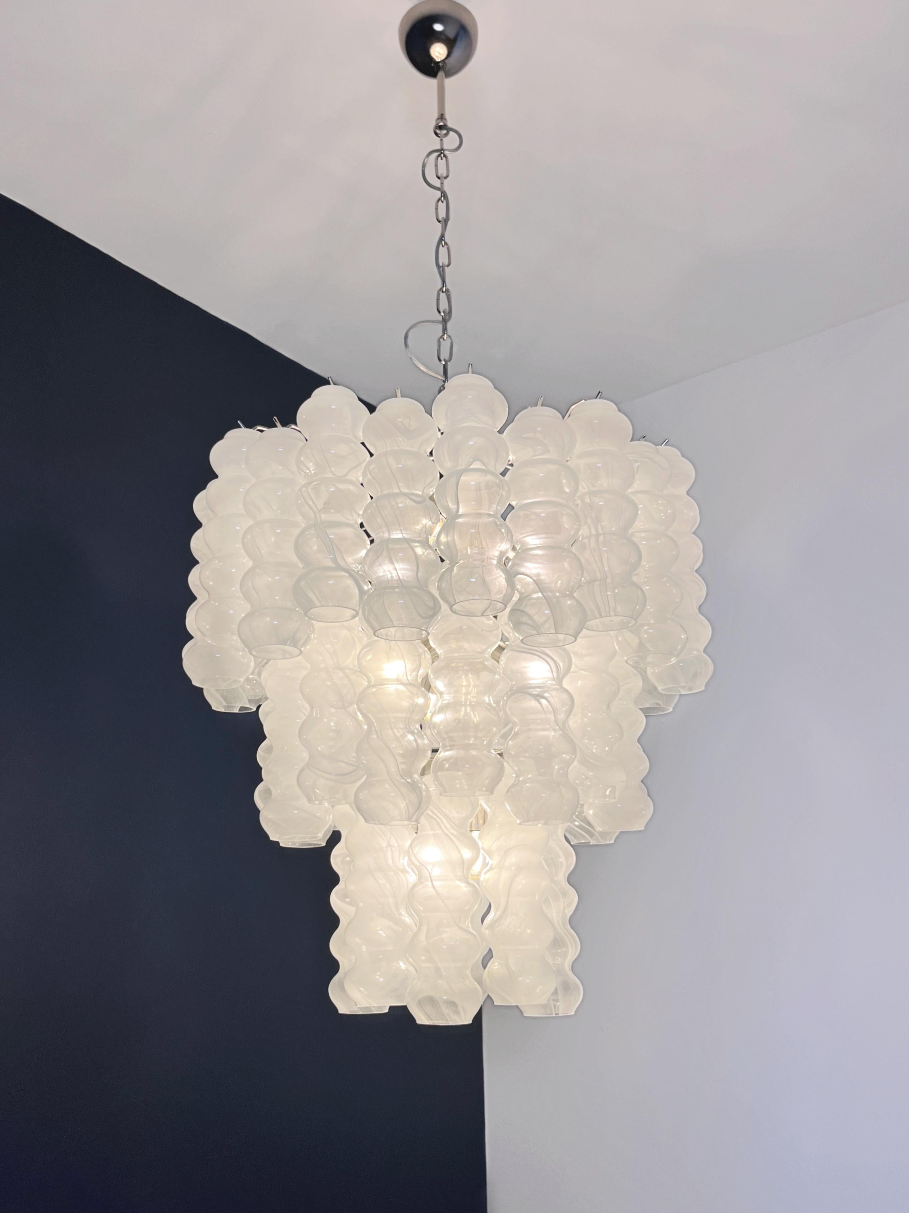 Grande lampadario a tubo in vetro di Murano a tre livelli - bianco albaster in vendita 6