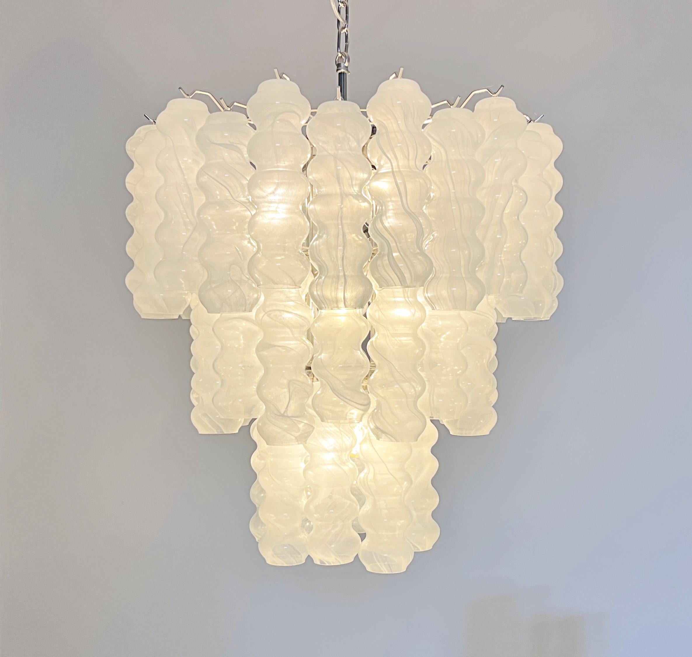 Grande lampadario a tubo in vetro di Murano a tre livelli - bianco albaster in vendita 7