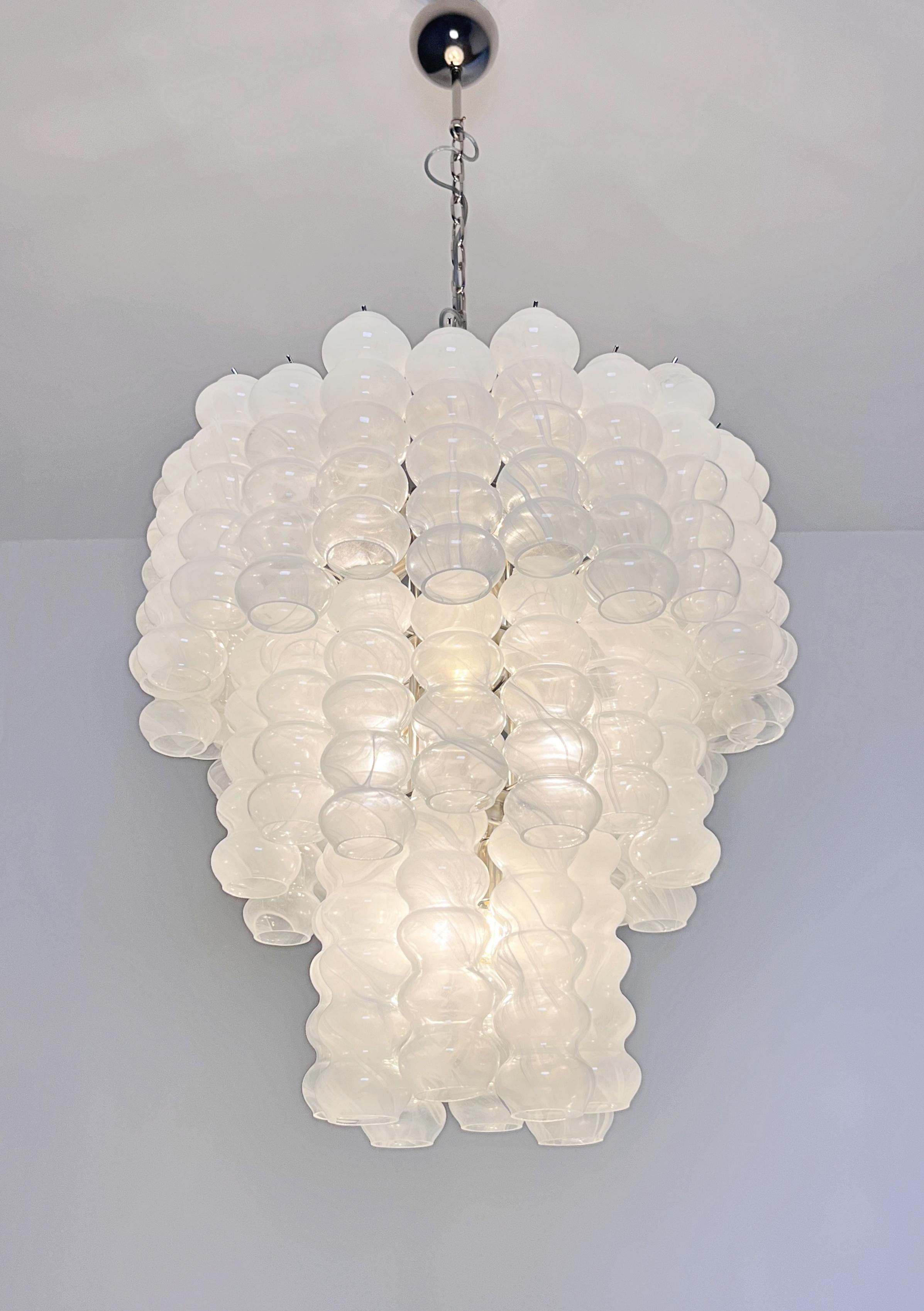 Grande lampadario a tubo in vetro di Murano a tre livelli - bianco albaster in vendita 8