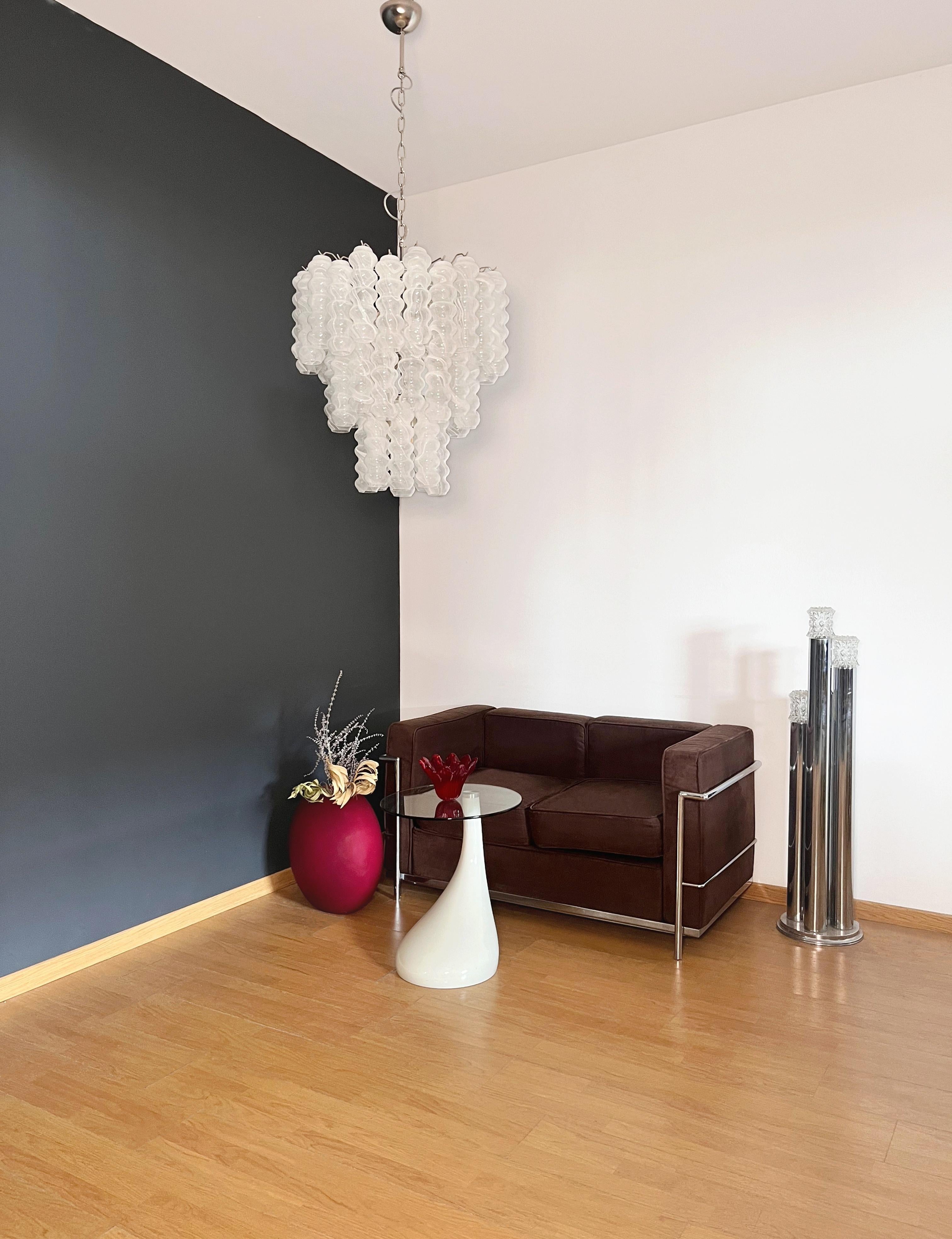Lampadario vintage italiano in vetro di Murano e struttura in metallo nichelato. L'armatura in nichel lucido supporta 48  grandi tubi di vetro bianco. La tecnica dell'alabastro creata nelle vetrerie veneziane conferisce al vetro un'elegante
