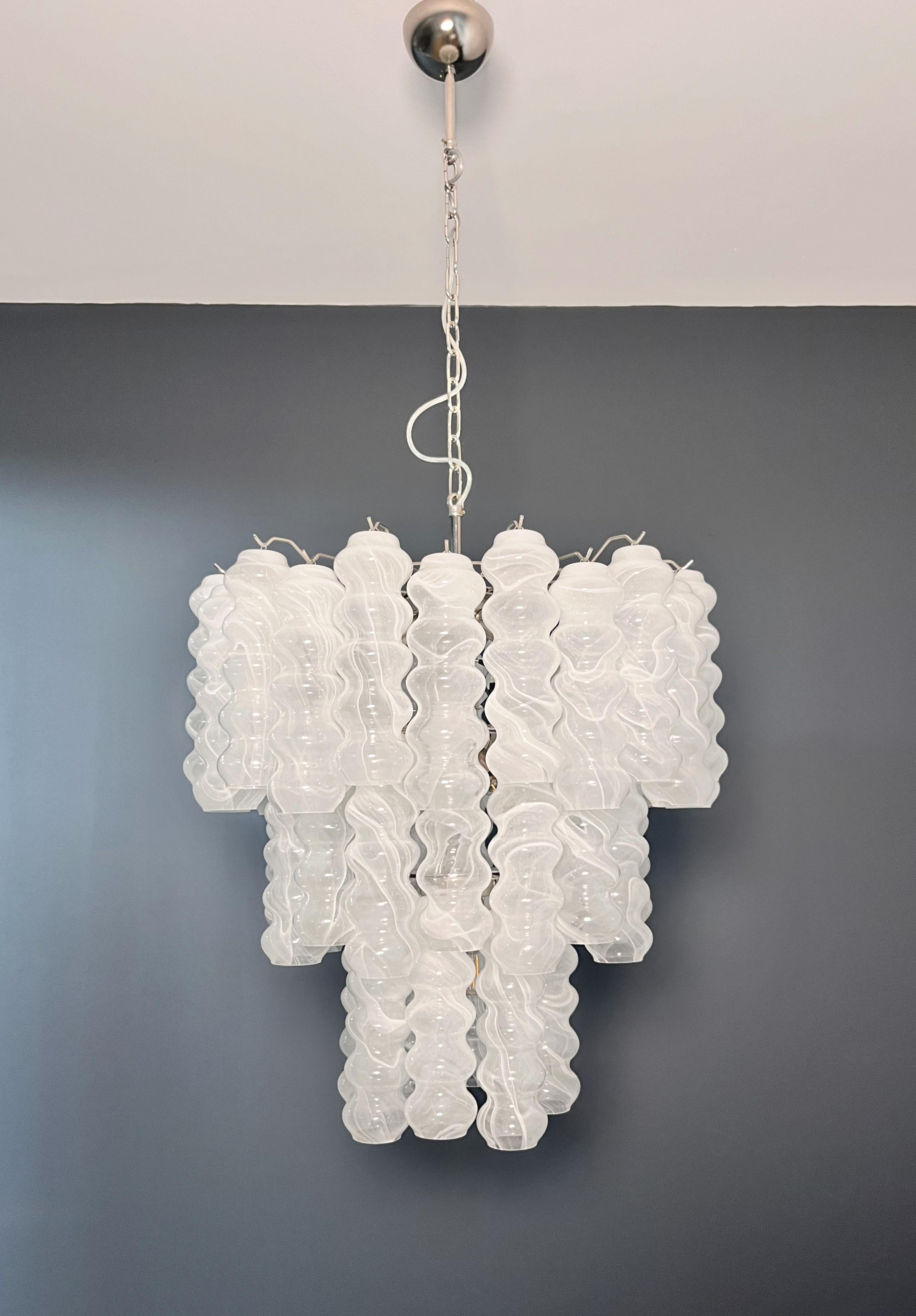 Italiano Grande lampadario a tubo in vetro di Murano a tre livelli - bianco albaster in vendita