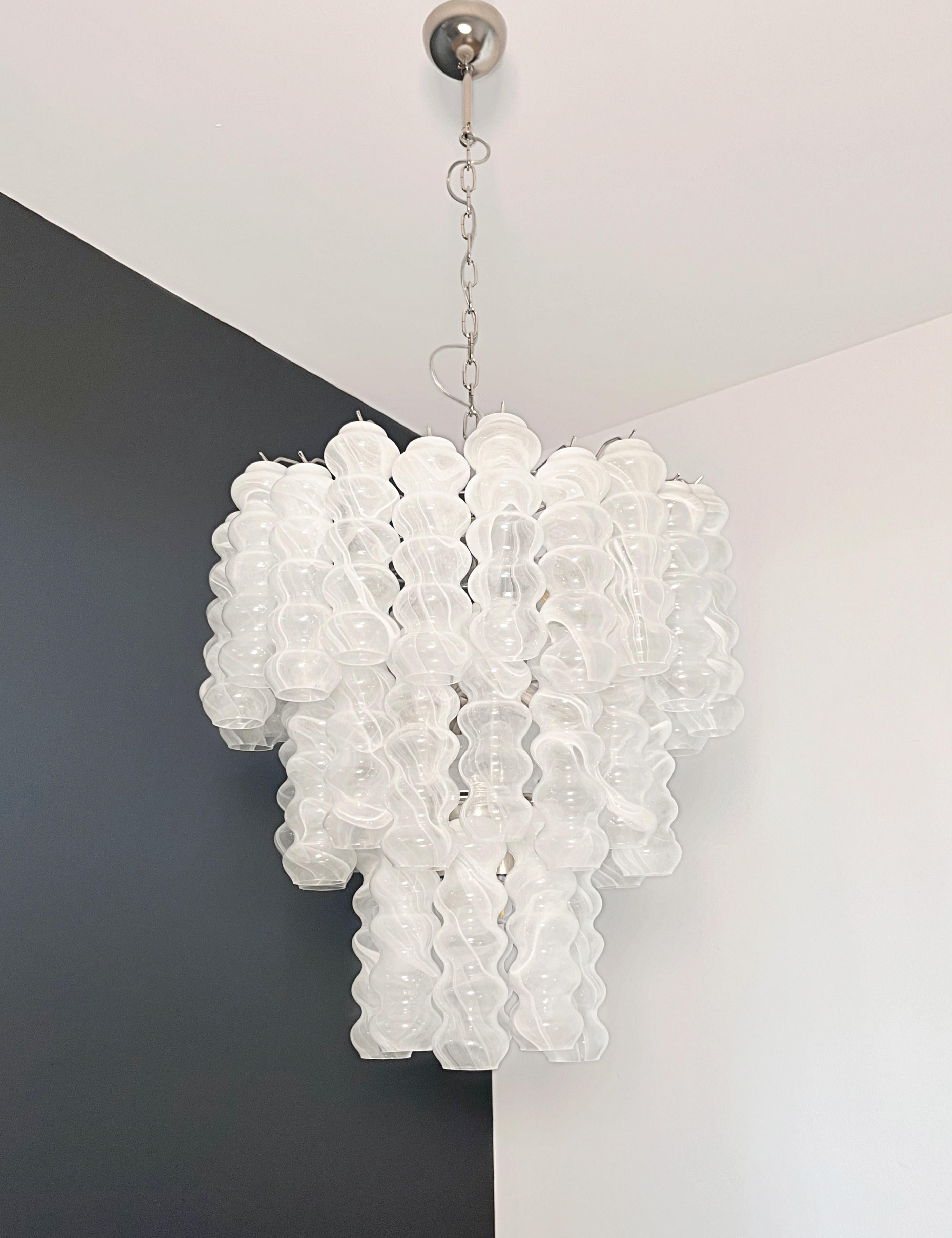 Grande lampadario a tubo in vetro di Murano a tre livelli - bianco albaster In condizioni buone in vendita a Gaiarine Frazione Francenigo (TV), IT