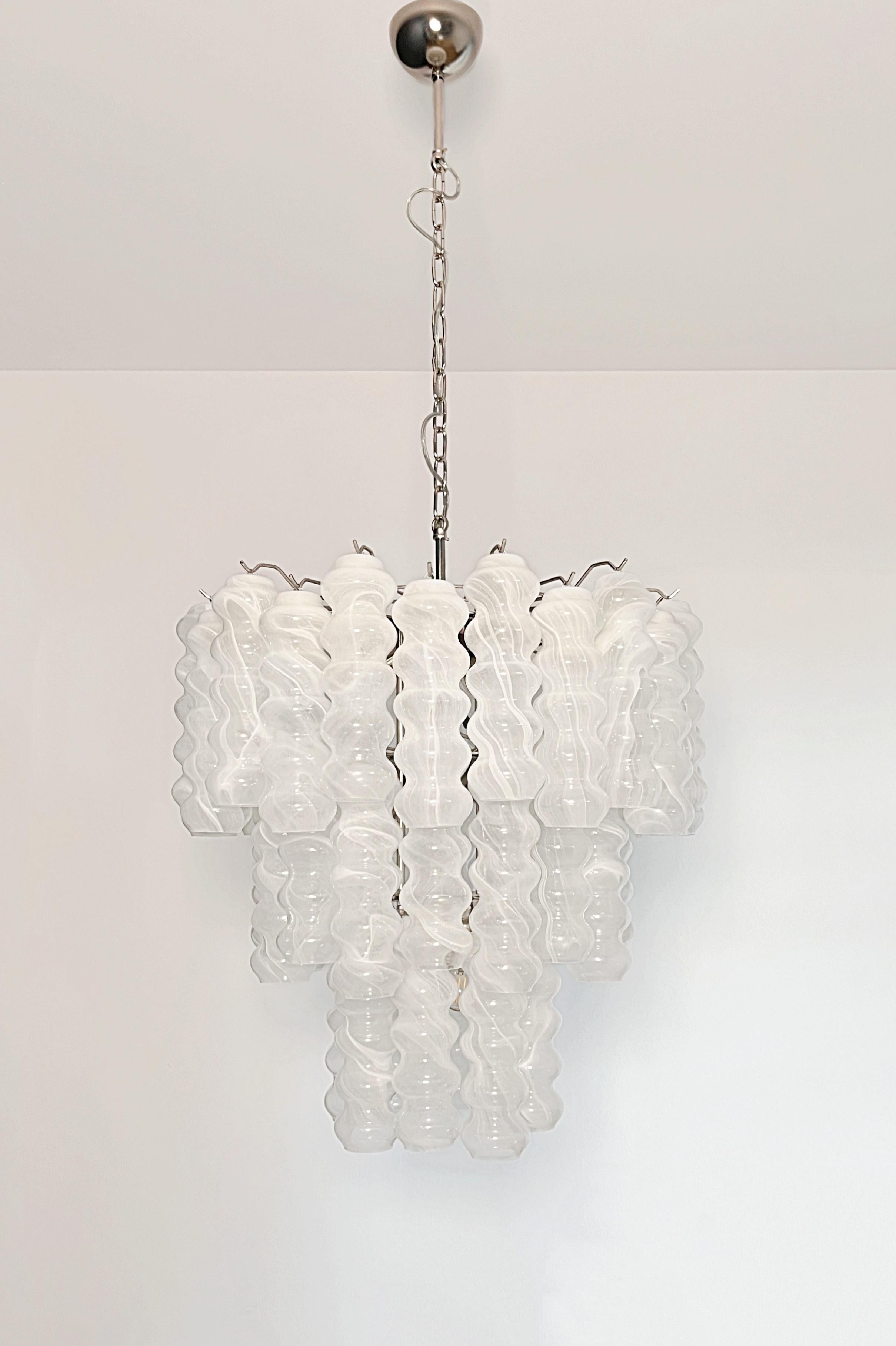 XX secolo Grande lampadario a tubo in vetro di Murano a tre livelli - bianco albaster in vendita