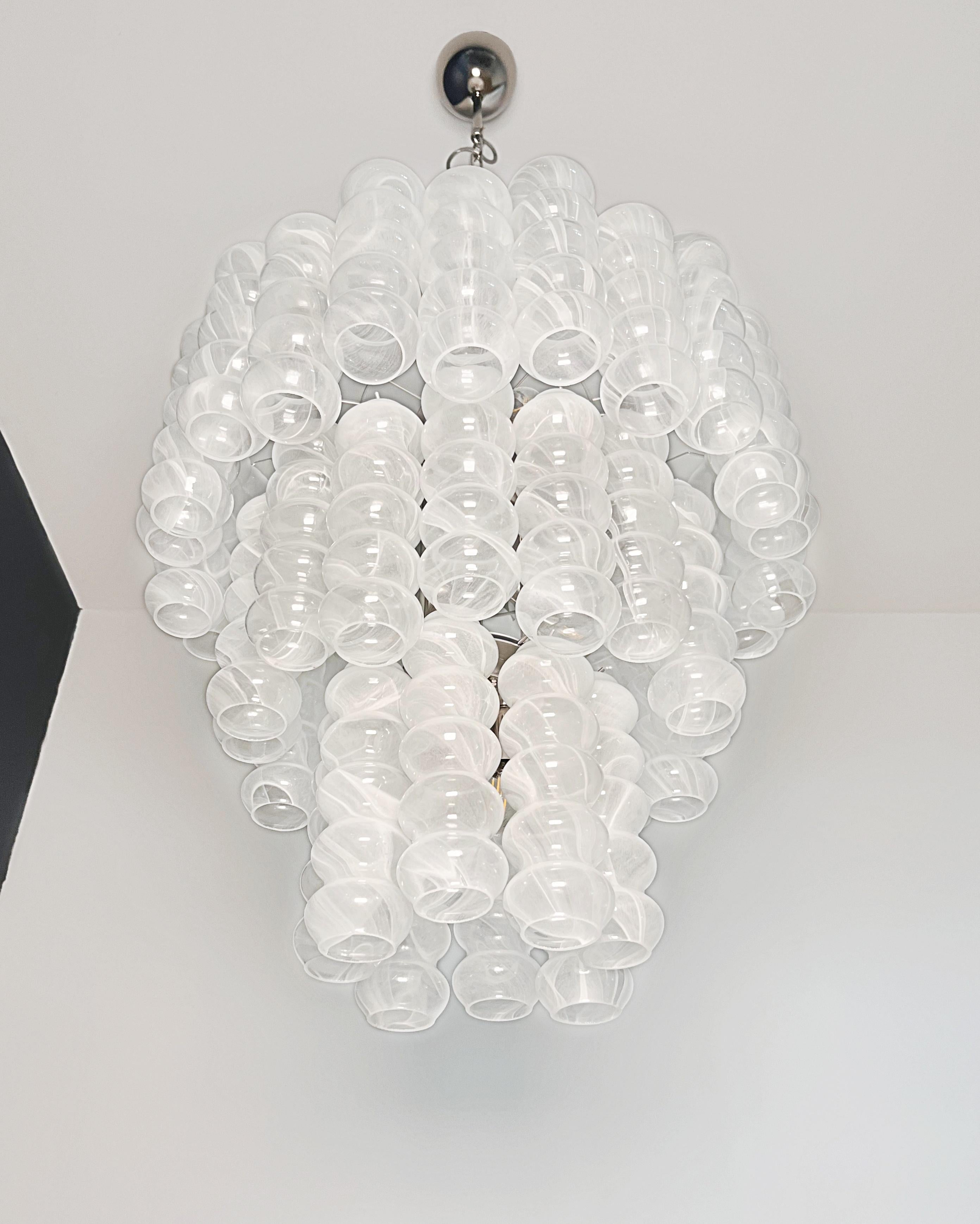 Vetro soffiato Grande lampadario a tubo in vetro di Murano a tre livelli - bianco albaster in vendita