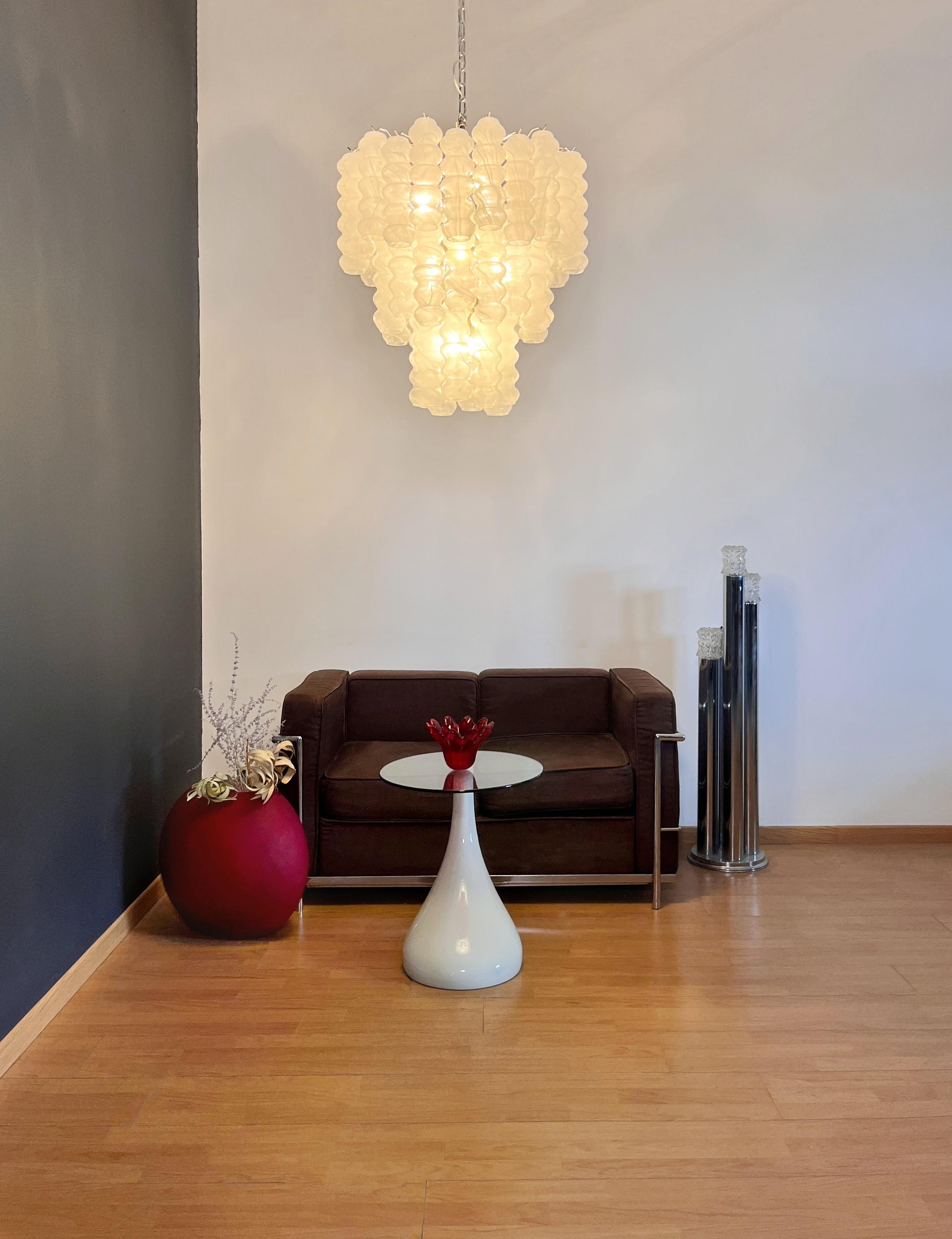 Grande lampadario a tubo in vetro di Murano a tre livelli - bianco albaster in vendita 1