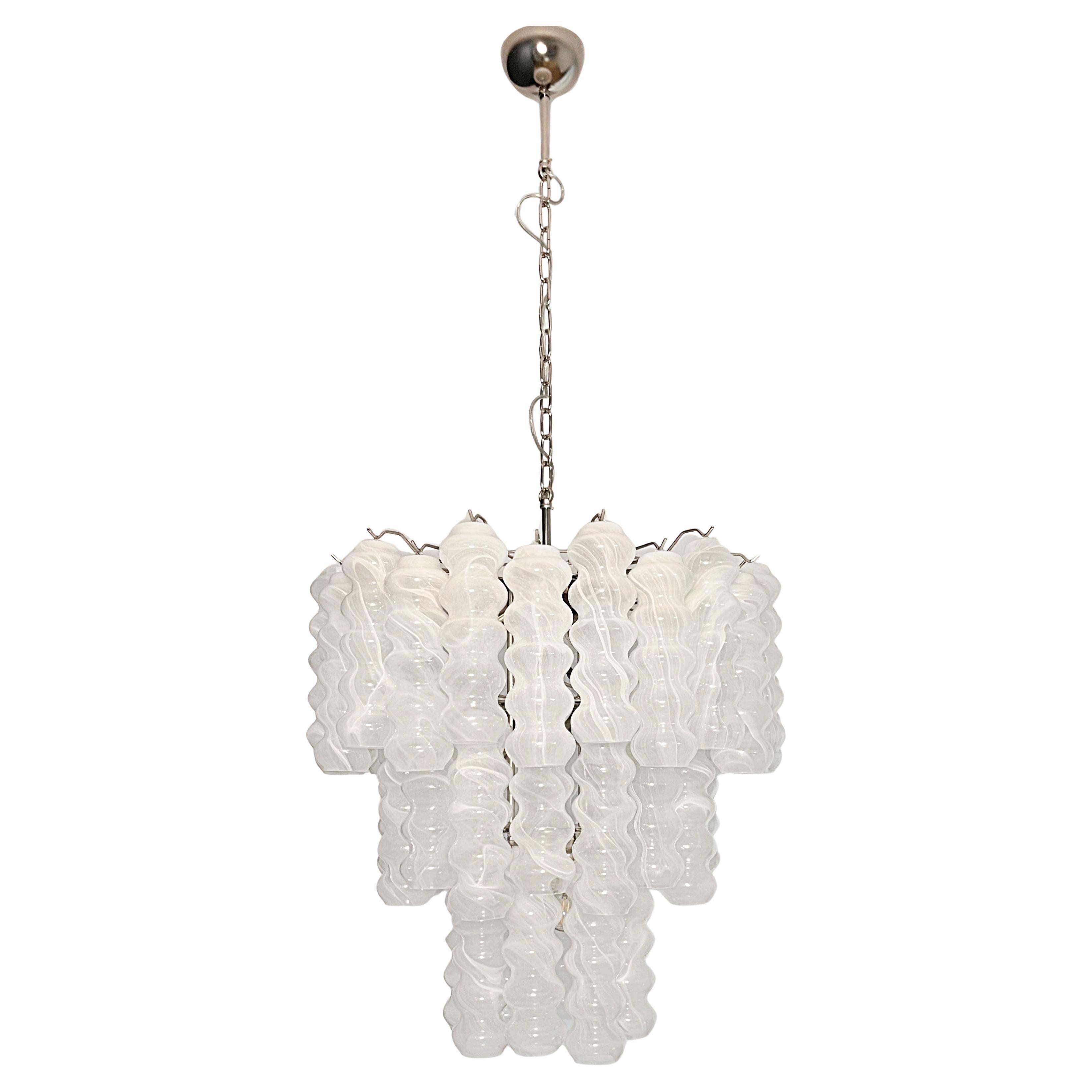 Grande lampadario a tubo in vetro di Murano a tre livelli - bianco albaster