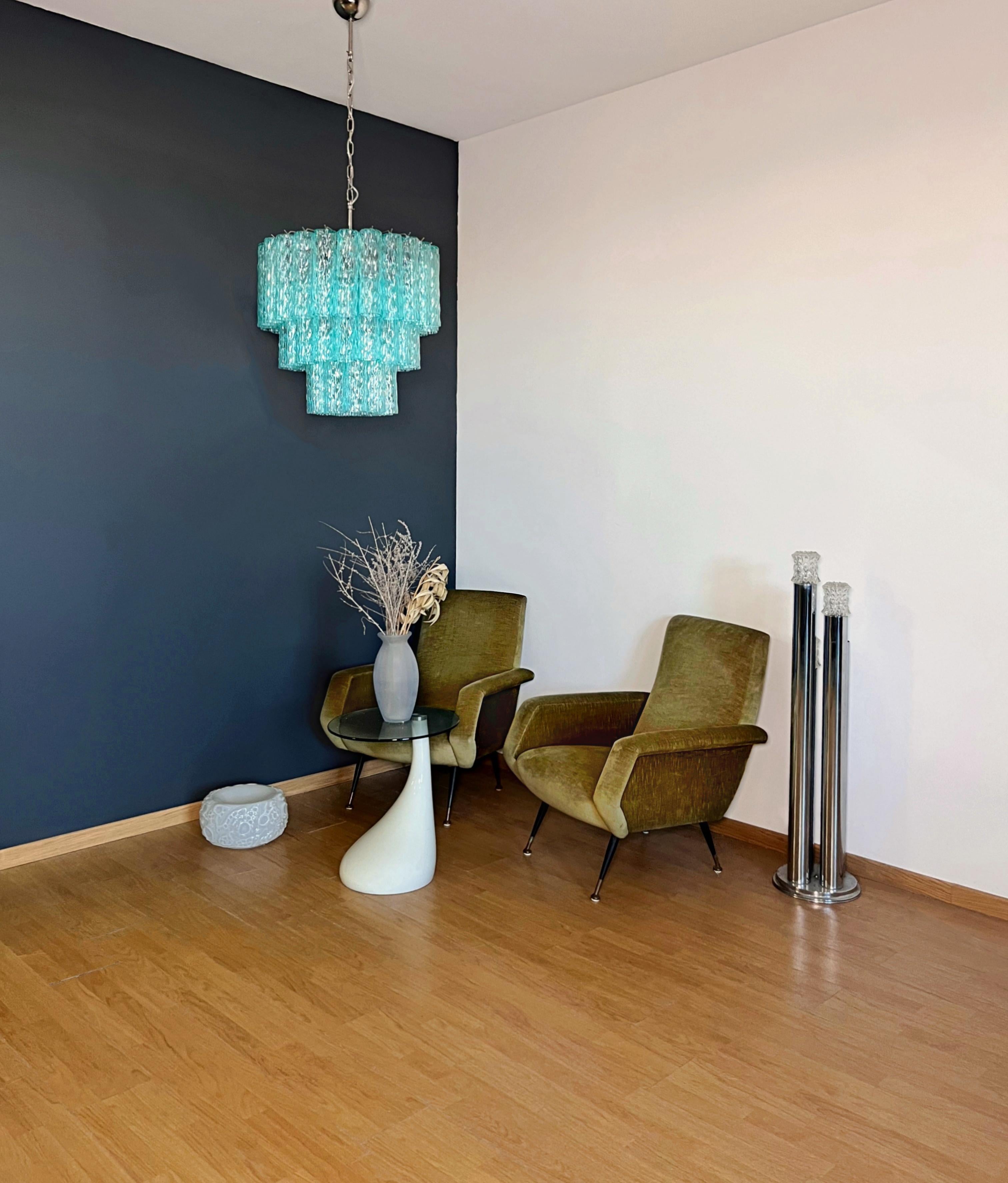 Lampadario vintage italiano in vetro di Murano e struttura in metallo nichelato. L'armatura in nikel lucidato sostiene 52 grandi tubi di vetro turchese che hanno un effetto leggermente strutturato per creare un lampadario dall'impressionante effetto