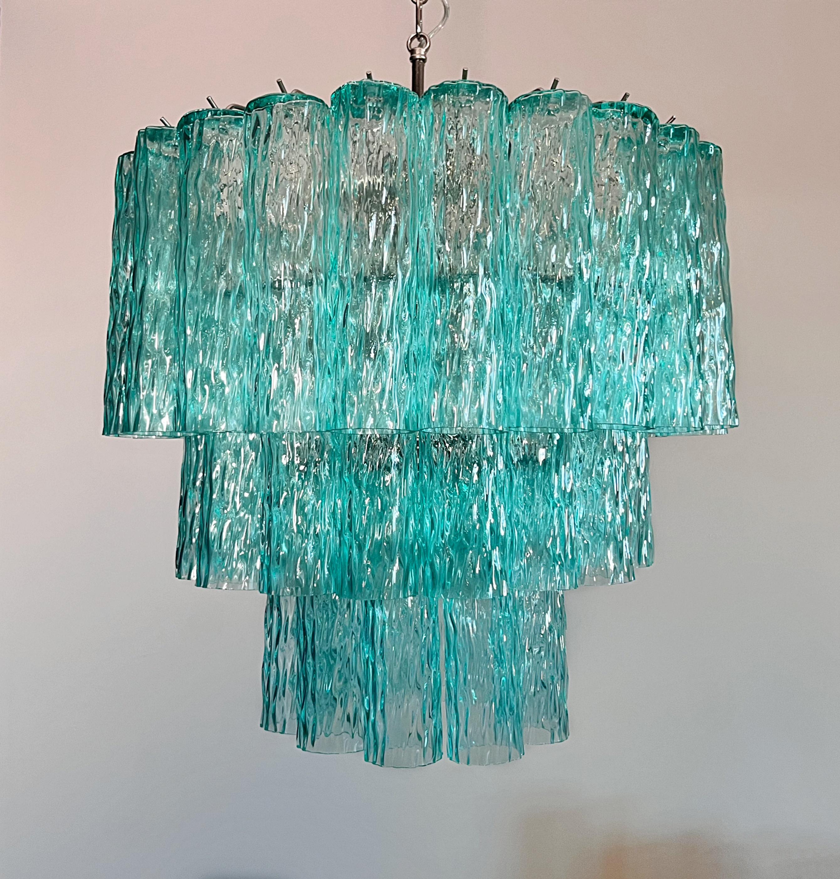 Vetro soffiato Grande a tre piani di Venini Murano  Lampadario a tubo di vetro turchese in vendita